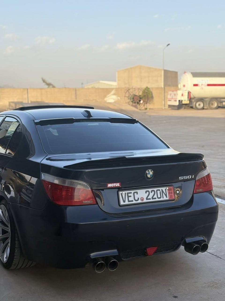 BMW e60 550i بڕاوە
پشتوو  پێش  کراوە بە  M 
ناو جڵدی ڕەش  
تەبرید مەرکەزی 
سڵایت
حاسەی پشتوو پێش 
شاشە گەورە 
کامل سێرفز کراوە 
گێڕوو مەکەینەوو تەقەوو ڕەقە بەشەرت  
دنک  دووکەڵی  نیە
دوو تایەیی  دواوە  تایلەندی  حەفتەیەکە بۆی بەسراوە 
ویلەکانی  لۆکن  لەناوو کارتۆن بۆم دەر کرد
ڕەنگی  نیلی  دەعامی بۆ دەعامی بەشەرت  
***********
