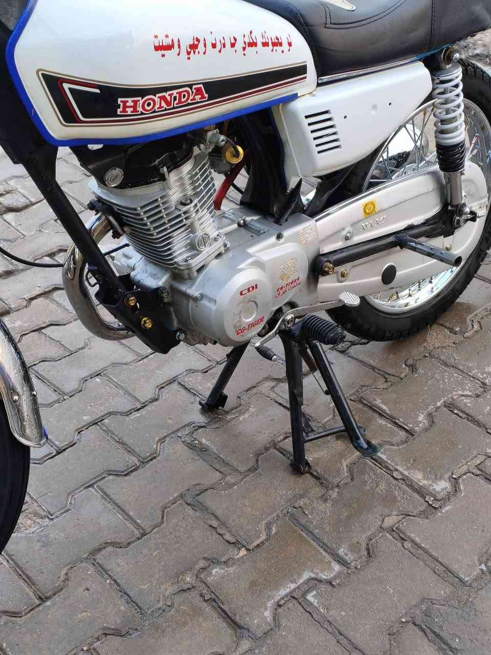 4 گير اوراق اصولي شاصي 2015 دراجه انضف من الصوره المكان نجف حي ميسان مقابيل مدرسه الشهيد شاكر الكفائي السعر 500 وبي مجال بسيط الرقم ***********
