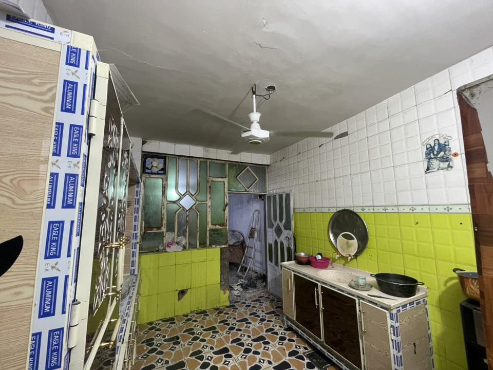 السلام عليكم بيت ل بيع
🔹 المساحة: 190 متر  
🔹 البناء: طابق ونصف  

✨ التفاصيل:
- غرفة نوم بالطابق الأرضي  
- صالة مريحة  
- استقبال (مجلس)  
- مطبخ حار + مطبخ بارد  
- طرمة  + ترك ع طول البيت بشكل حرف L
- حمام داخلي + حمام خارجي  
- صحيات خارجية  

📍 الموقع على الخريطة:
https://waze.com/ul/htjb530ddu

📞 للاستفسار: (***********)

🔥 بيت مرتب وموقعه مميز وقريب من كل الخدمات –  مجاري ماء كهرباء وبلديه تفتر
