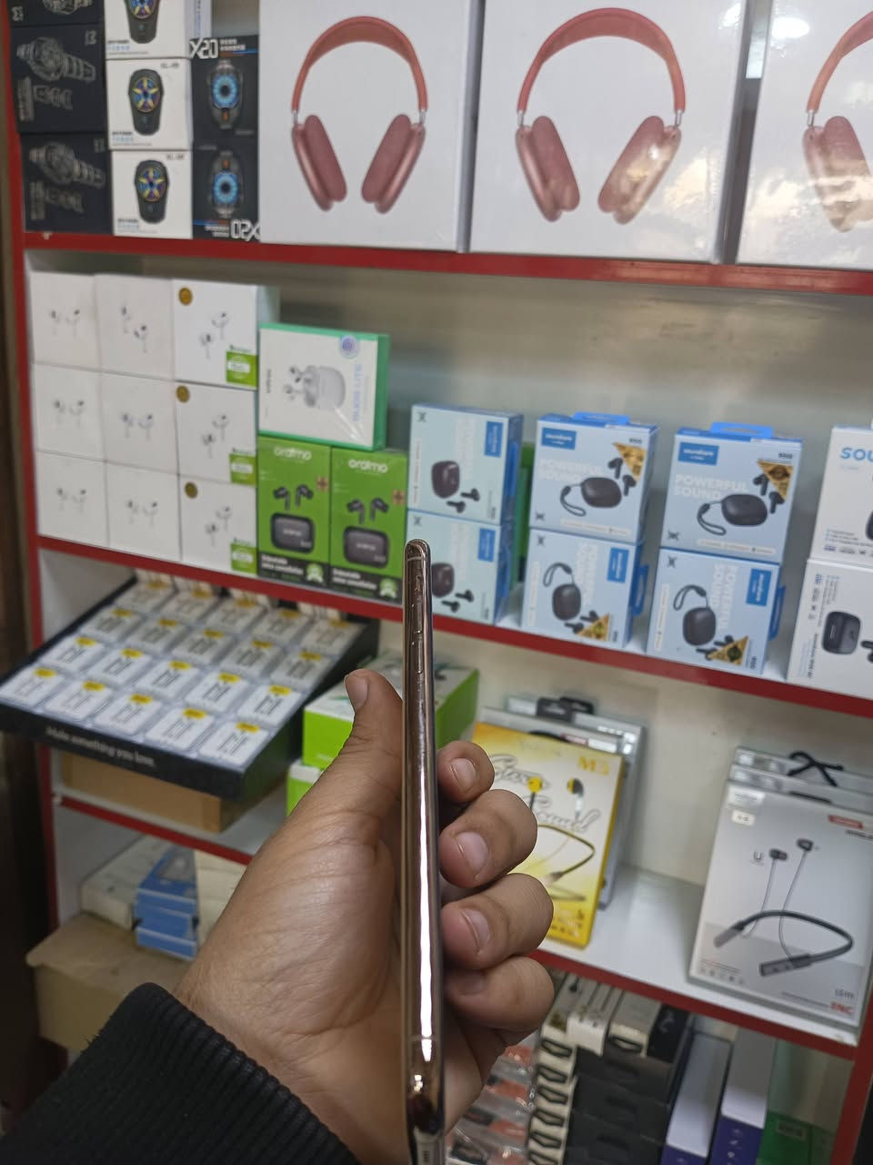 11برو ماكس بطاريه 75 مكفول وتر بروف فقط الشاشه مثل ماموضح بيه اضرار بس نهائين ممؤثر ع لمس
