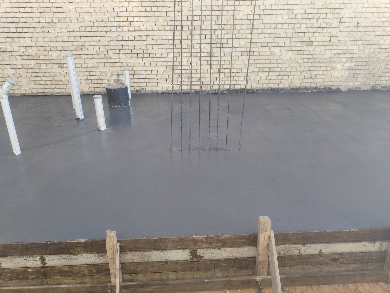 سلام عليكم ورحمة الله وبركاته اخذ مقاولات عامة والبناء في بغداد بناء هيكل عضم ذرعة سقف 170 الف فقط لطابقين ول مفتاح 375 ترميم تفليش تفاصيل الهيكل التي هيه نبدي بل اساس........ تنضيف الارض وفرش الجلمود ول سبيس وحدلها على طبقات وفرش لايلون زراعي ورش نفط اسود وفرش لايلون زراعي ورش كلور بمكافحت الرضه وعمل شبكت مجاري امل الشريف تسليح الساس جسور على كل الخريطه وعمل شبكتين حديد ارتفاع الساس الرفت 40سم صب الساس سي 35 فحص عمل بتلو 15 سم عمل البناء طابوك اصفر قليل الملاح البيان أو السلطان ورمل اخيضر درجه اولى وسمنت ماس..............  عمل رباطات 30 سم لكل جدران البيت وعمل نجارت السقف عمل دكشنات الكهرباء وسبوتلايت عمل انابيب السبالت ول مرازيب الماء عمل تسليح السقف يكون بمواصفات هندسيه عمل جسور مخفيه وا باقي التفاصيل صب السقف يكون سي 35 فحص عمل الطابق الأول نفس مواصفات الطابق الأرضي مع مردات ماء ٢٠ سم عمل البناء البيتونه معه مرد ماء 20 سم معه ستاره   ... موصفات... المواد المستخدمة نوع الشيش يكون اف اف الرمل اخيضر درجه اولى اسمنت ماس نوع الصب المركزي سي 35 فحص. ..... دقه في العمل يكون وقت محدد في العقد. تفاصيل أكثر اتصل على الأرقام...                         *********** بي وتساب.                            *********** فقط وتساب.                          *********** فقط اتصل.   ... بغداد مهندس ابو علي
