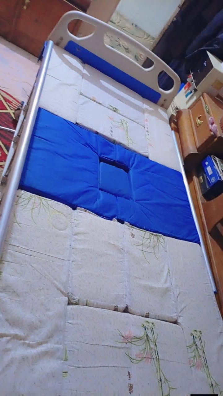 سرير مستشفى 5حركات نظافه فول استعمال قليل للبيع
السعر 300 بي مجال 
للتواصل عل الخاص او رقم ***********
