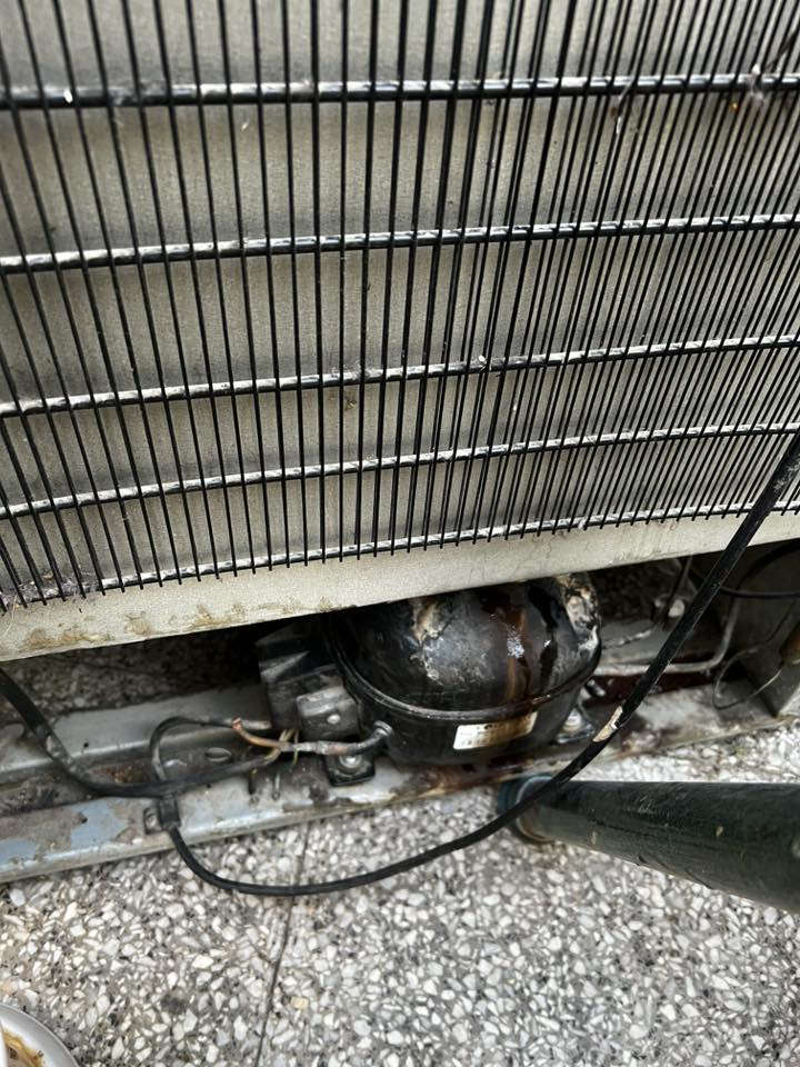 ثلاجه مستعمله للبيع بابتين نضيفه ٢٠ قدم لون سلفر
***********
