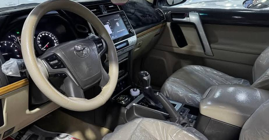 السلام عليكم 
برادو 2023 فئة VX نص فول 
مكفولة من الشخط سيارة جديد بل لايلون باقي ضمان سنتين من الوكالة 
🚗 للبيع للاستفسار اتصل على الرقم التالي 
(‏‪***********‬‏) 📞
السعر (465)$
🌍 المدينة –  بغداد - حي اور 
•   🛣️  المسافة المقطوعة    - 32 الف كلم  
✅ المواصفات :
• الاسم: برادو VX
• الموديل: 2023
• الوارد: خليجي 🇬🇨
• الممشى:  32ألف كم
⚙️ المحرك والأداء:
• محرك V6 سعة 4.0 لتر (4000 سي سي)
• قوة واعتمادية عالية
• ناقل حركة أوتوماتيك
• نظام دفع رباعي 4WD
• مناسب للمدينة والبر والسفر
ويل ألمنيوم قياس 21 إنج
• مصابيح أمامية LED
• لايتات نهارية DRL
• مرايا كهربائية مع إشارات
• حساسات أمامية وخلفية
• كاميرا خلفية
• ركابات جانبية
• جناح خلفي
• تشغيل عن بعد+ دخول ذكي
• تحكم مقود جهتين
• مثبت سرعة
• شاشة وسطية كبيرة
• نظام ملاحة
• نظام صوتي ممتاز
• تكييف أوتوماتيك متعدد المناطق
• كراسي جلد فاخرة
• كرسي سائق كهربائي
• 7 راكب
وسائد هوائية متعددة
• ABS + EBD
• نظام ثبات إلكتروني
• مانع انزلاق
• مراقبة ضغط الإطارات
• مساعد صعود ونزول المرتفعات
