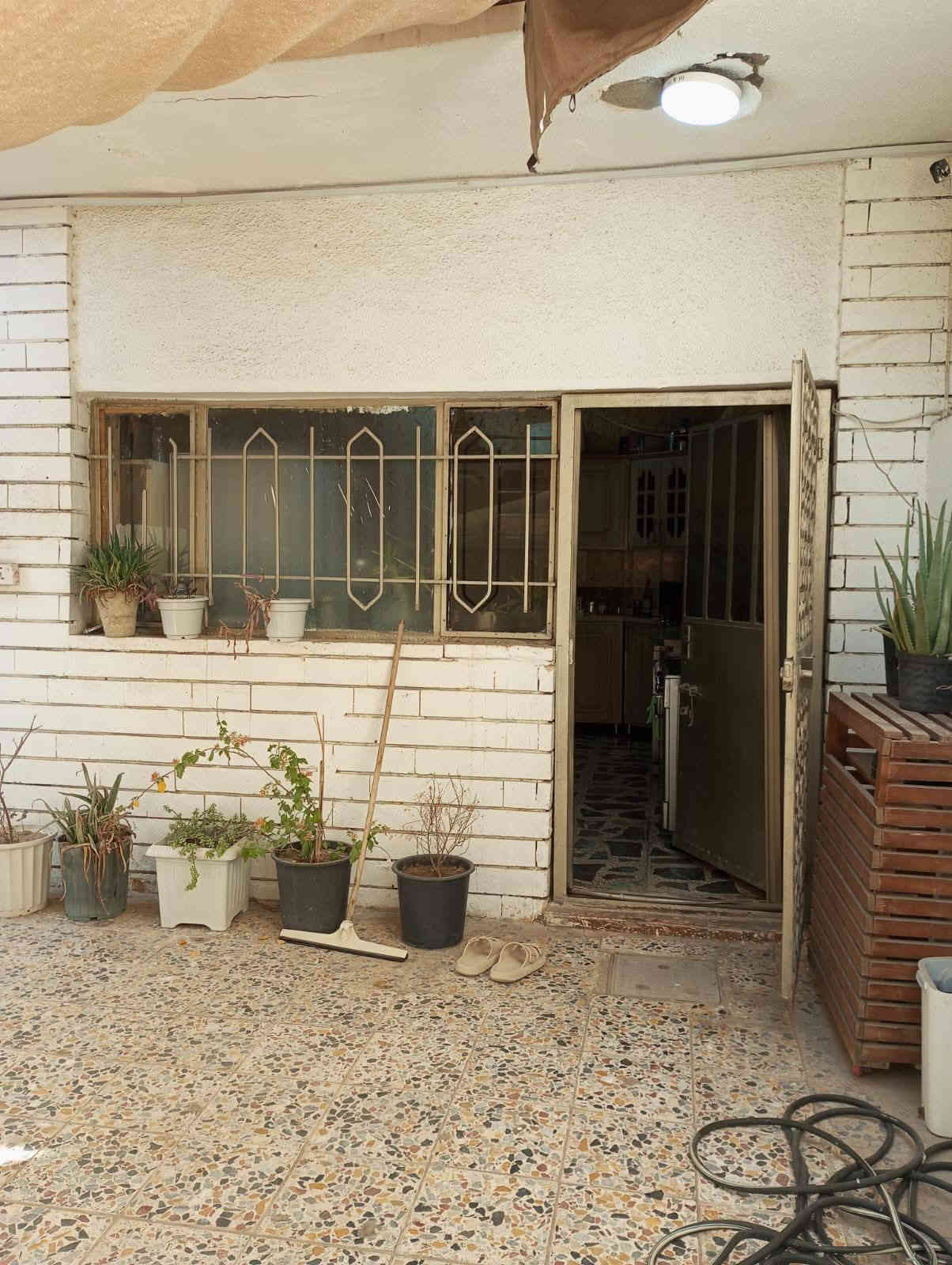 السلام عليكم تعلن شركة الجبوري للعقار والمقاولات العامه عن بيع دار ملك صرف سكني في منطقة الكريعات الكويتي قرب شارع حسينية ابي تراب بناء نضيف كامل الاخدمات 
1 المساحة 192 مترررر
2 الواجه 12 مترررر 
3 النزال 16 متررر 
4 عرض الشارع 10 مترررر 
5 السعر مليونين ونص المتررر الواحد وبي مجال
يحتوي على طابقين وبيتونه وسطحين 
الطابق الأول كراج وصاله ومطبخ وحولي وهول وغرفة نوم وخدمات ومنوررر 
الطابق الثاني 3 غرف نوم وحولي وخدمات وبيتونه وسطح 
عنوان الشركة الكريعات الكويتي شارع حسينية ابي تراب قرب فلكة القرغولي استفسار اتصال على الارقام التاليه 
*********** أبو صكر الجبوري 
***********
