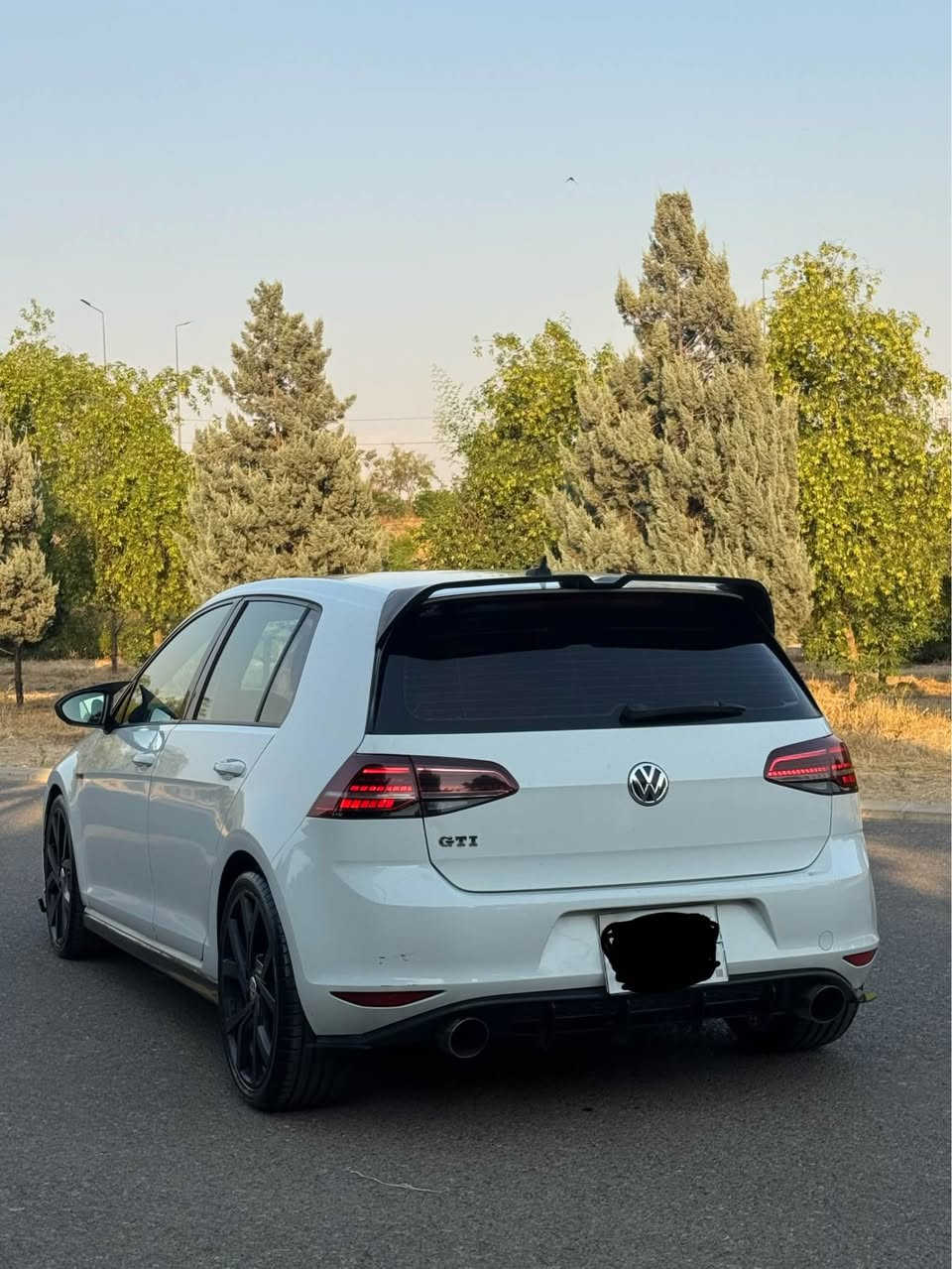 فولگس واگن گولف مواسه فات GTi كلين بي سبوغ يه ك جي تعديلي هيه داون پاپي له سه ره سياره كه ستوكه گير مه كينه به شه رت نه كرايته وه به گليتي گولف R له سه ره چوار تايه ي تازه ي له سه ره نوي ته قه و ره قه به شه رت يه ك گلوپي ناوگيجي پي نيه به ناوي خؤمه سياره كه له سه ر ده قي خؤي مايته وه سعري 123 مه عامه ليكي زور زور كه م ژ.م *********** أربيل, العراق
