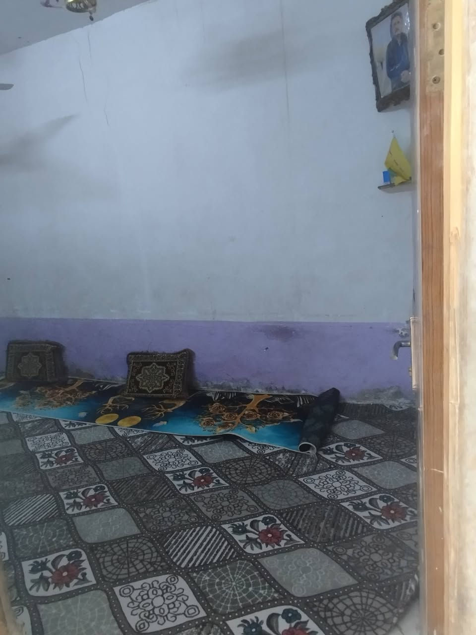 رقم الهاتف ***********
الدار للبيع مساحه خمسه وسبعين ارضيه بورسلين من عده الغرفه بي غرفتين وحده فوك وجوه واستقبال سته ب٣ومطبخ ٤ب٣  السعر 15وبي مجال لشراي المكان علوه الفحل مقابيل معمل الموز
