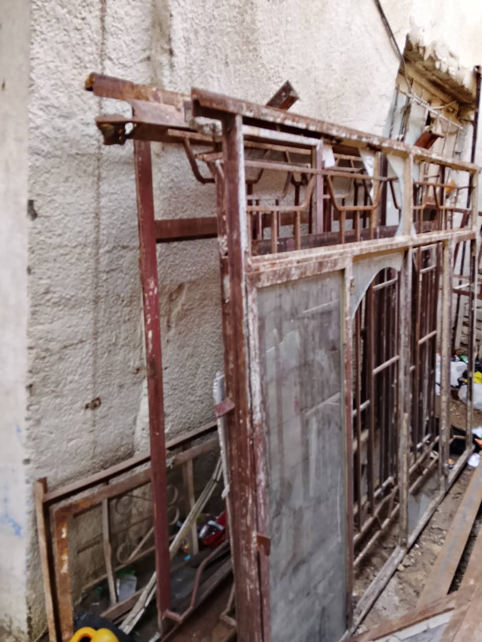 باب رئيسي
3 بيبان حديد
3 شباك اربع طلاقات
1 شباك 3 طلاقات
1 شباك طلاقتين 
1باب خشب 
حديد ثقيل جدا
للاستفسار ***********
