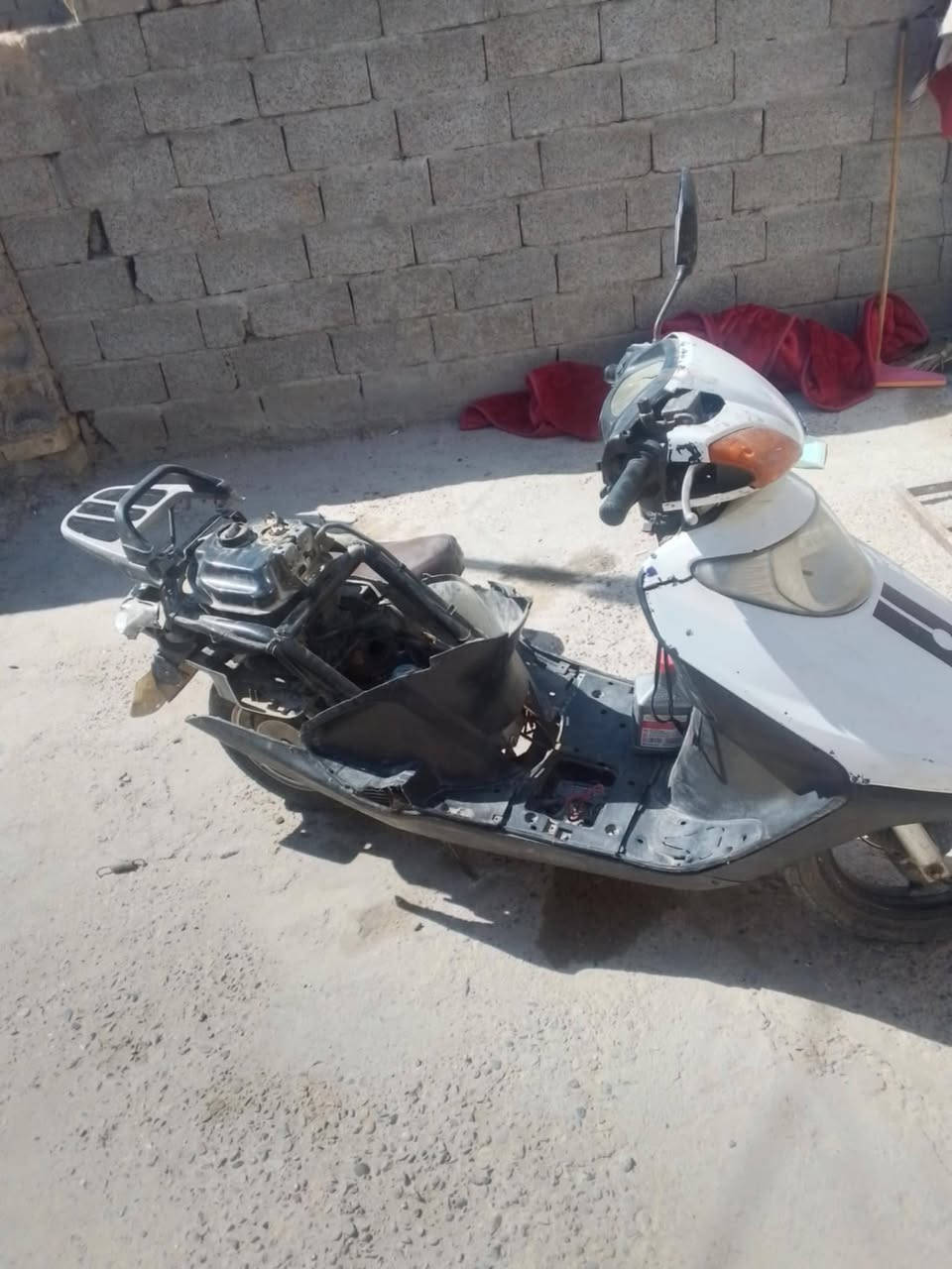 سلام عليكم عندي سبيسي للبيع دراجه شغاله بس يرادلها كابريتر لن شويه تعبانه  وصالنصا لحيم وكفرات بلاديه  رايدها 150بيها مجال مكاني بغداد المشتل للتواصل خاص او رقم ***********
