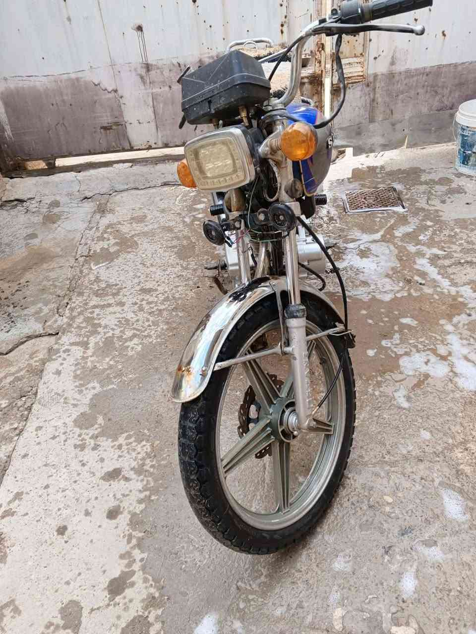 السلام عليكم شباب دراجه للبيع موديل 20 الدراجه نضيفه محرك نضيف تخم تايرات سلف هندر شغال مكاني ديالى بعقوبه رحمه 
***********
