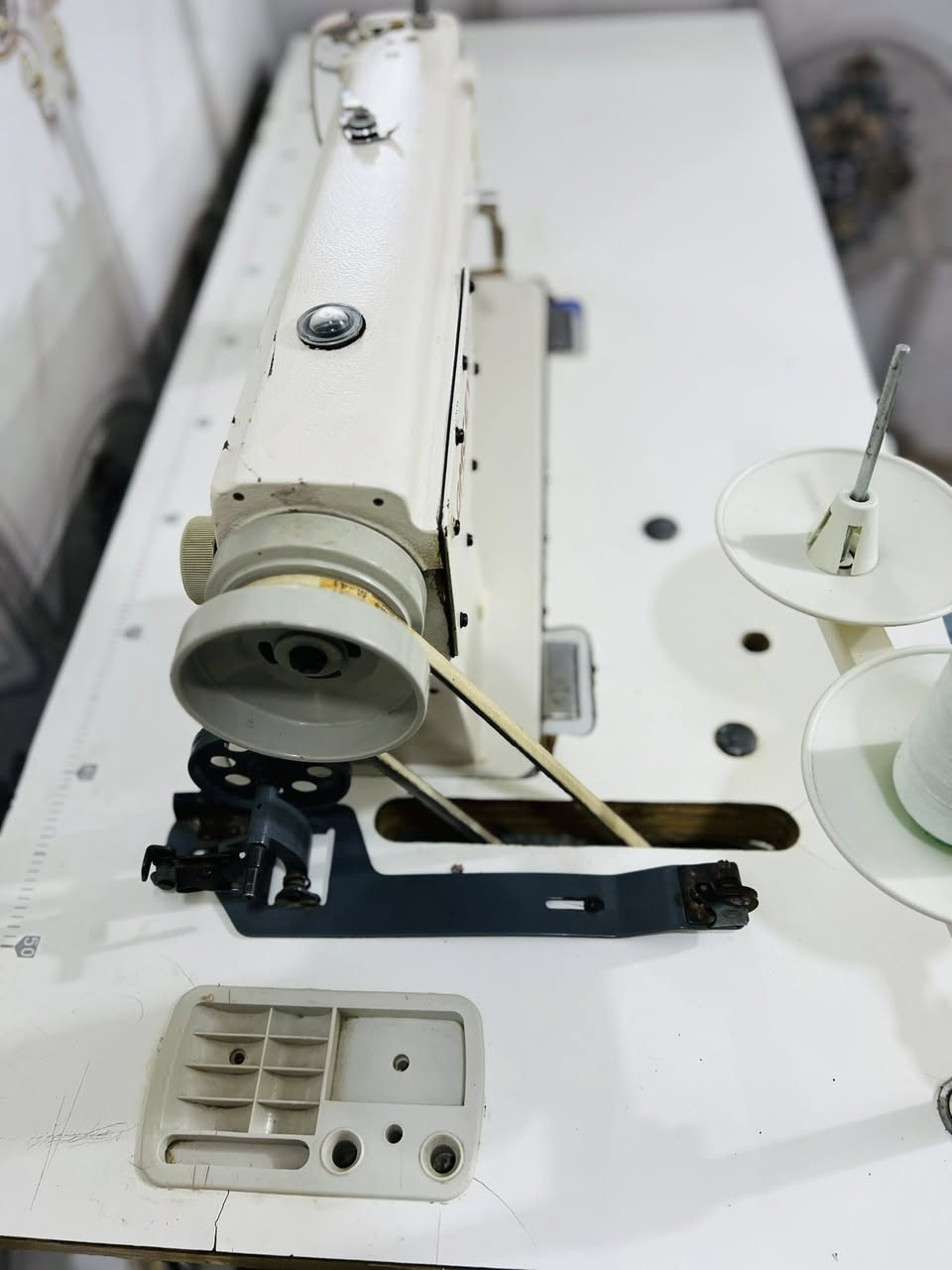 للبيع مكينة خياطة صناعية ويا طاولة

مكينة خياطة صناعية ماركة GMCEY بحالة زينة وتشتغل بدون مشاكل 👍
مناسبة للتفصيل والشغل اليومي (ملابس، درز، شغل ورش).

وياها:
 • طاولة أصلية وثابتة
 • محرك قوي وسريع
 • حامل خيط + بكرة
 • جاهزة للشغل فوراً

💡الماكينة نظيفة ومجربة، ما بيها أعطال، تشتريها وتبدي شغل مباشرة.

مناسبة للي يريد يبدي مشروع أو شغل بالبيت
مكاني كربلاء طويريج 
***********
