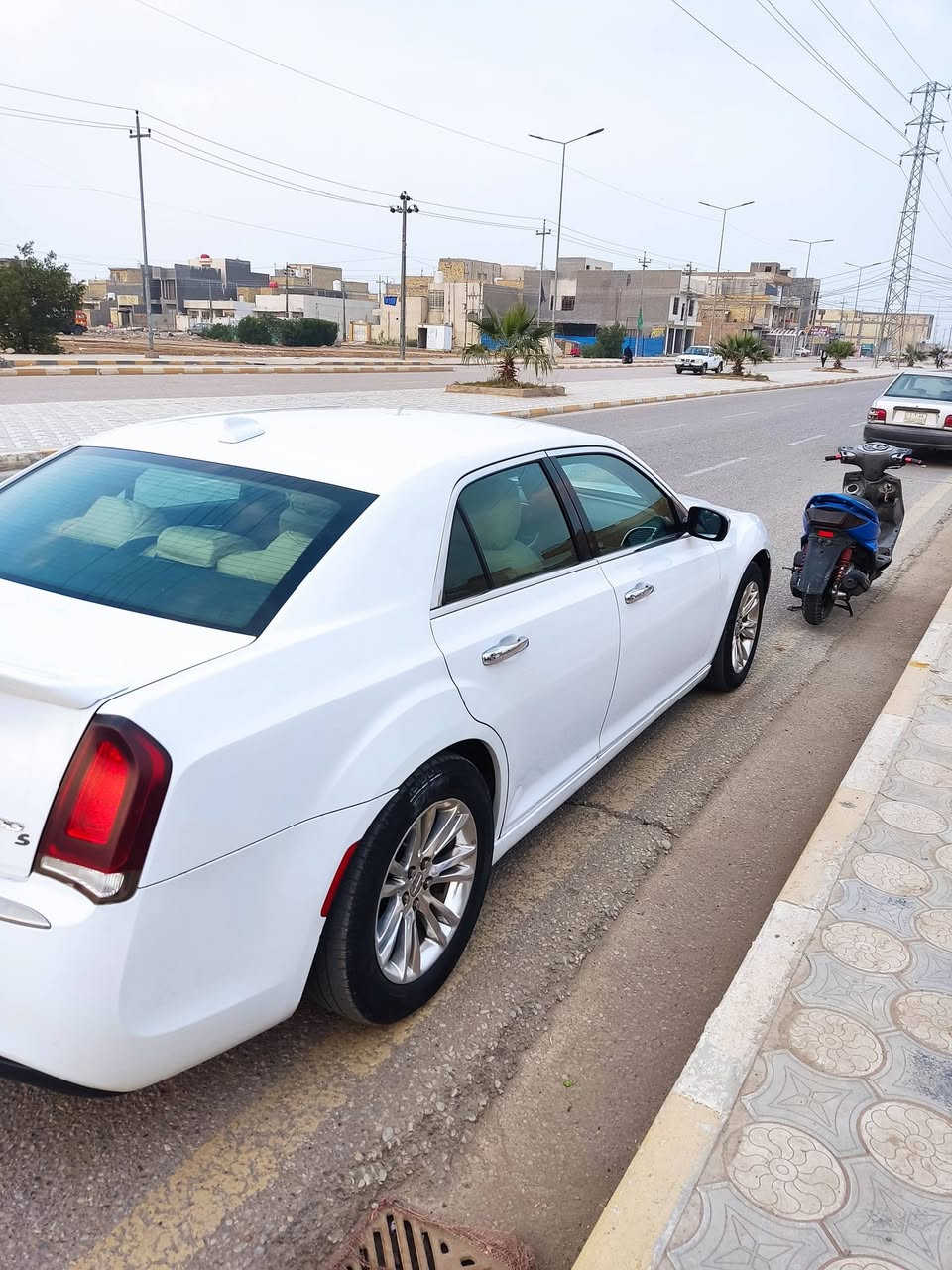 السلام عليكم ورحمه الله.
للبيع سياره كرايسلر اوباما C300
رقم اربيل 2018 اصل
لا معلايه ولا منصايه ولا مرمزه 
وارد امريكا تو ويل محرك 3600
اللون ابيض
شاشه كبيره 
كامره خلفيه بلاديه دواره 
جميع التحكمات شغاله
تدفئه تبريد خلفي امامي 
لاين زنون اصل
هواي مواصفات بعد معروفه للجناي السياره تحويل مباشر رقم اربيل راعيهه من ميسان مكان السياره ميسان السعر ٢٢٨ مجال قليل للشراي للاتصال 
ه‍ ***********
