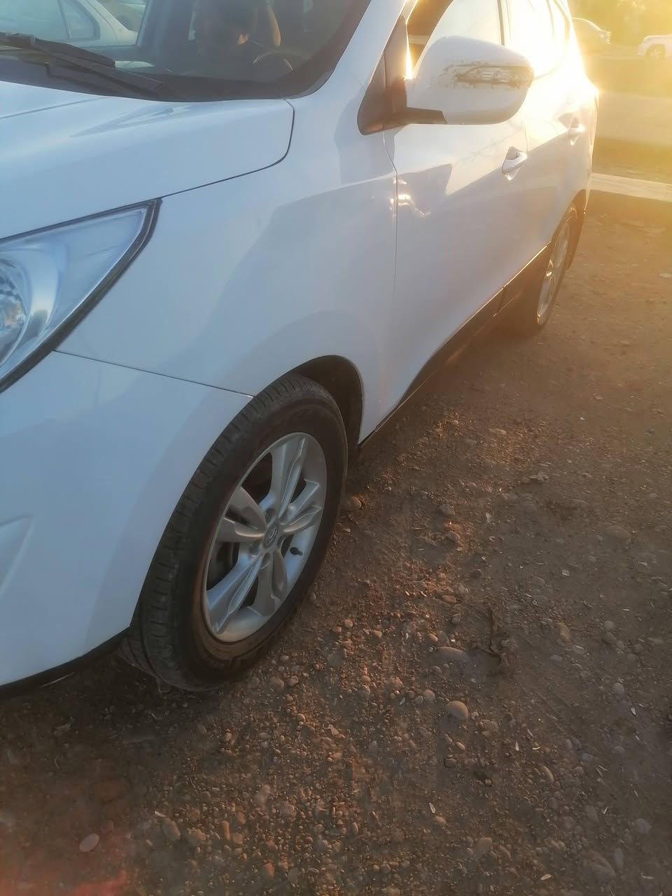 توسان موديل ٢٠١٢ بيها بارد الجاملغ الأمامي عكس السايق وتكحيلات بسيطه مكان بغداد اليوسفية سعرها ١٣٥ وبيها مجال ***********
