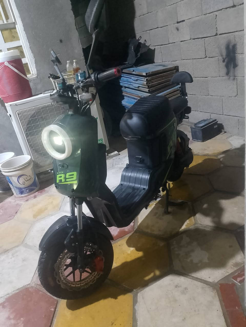 السلام عليكم دراجه ار9البيع كلشي شغال كامله كلش تواير جوبلس 2توه مبدلهن بطاريات  جدد الدراجه تشغيل عن بعد بصمه وسويج بطاريات 32امبير جدد مكاني البصره الزبير السعر 450وبيها لشراي بيع مستعجل رقمي ***********
