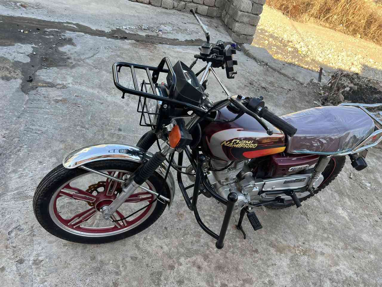 من رخصت الدمن دراجه يراني 5 كير 
رقم اربيل و سنويه اربيل تحويل ثاني يوم
ضفيره جديد
كيجات جديد
لايت. جديد
جاملغ امامي جديد
جملغ خلفي جديد
قبغ زنجيل جديد
باتري جديد
يشايرر امامي خلفي جديد
كابريتر جديد
واير كليجً وا وير رون جديد
و قمجي كيلو متر جديد
سيبايه جديد
درع امامي جديد
درع لايت جديد
طخم براغي جديد 
ستاند وقفيه جديد
يدات ليت و يشاير جديد
كشن مقعد جديد 
دراجه مصروف عليها
سعرها 850
مكان دراجه دهوك سوق 
رقم تلفوني :***********
