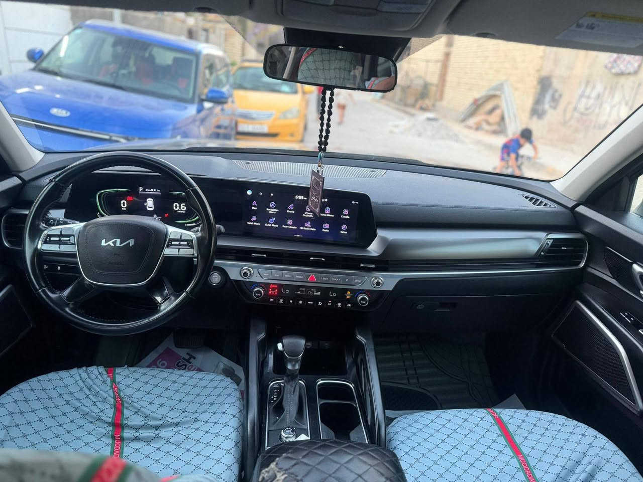 السلام عليكم 
كيا تلورايد موديل 2023 
مواصفات LX  رادارات امامي خلفي 
جانبي كشنات جلد وبيه بعد اهواي شغلات 
السعر 230 وبيها مجال الاستفسار الاتصال على الرقم
***********
