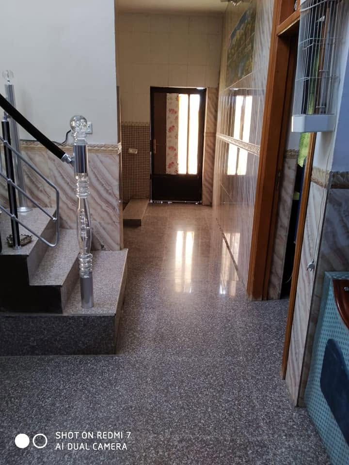 بيت مساحة ٢٣٧ متر مربع 

طابقين 
الطابق الاول (مطبخ و هول و استقبال وغرفه و صحيات) 
طابق الثاني ( صاله و غرفتين و صحيات) 

كامل من داخل وخارج ما عدا الواجهيه 
مع وجود حديقه ومغاسل خارجيه
رقم الهاتف ***********
 طابو زراعي
السند باسم المالك
السعر بي مجال
السعر ٩٥ وبيه مجال حلة, بابل
