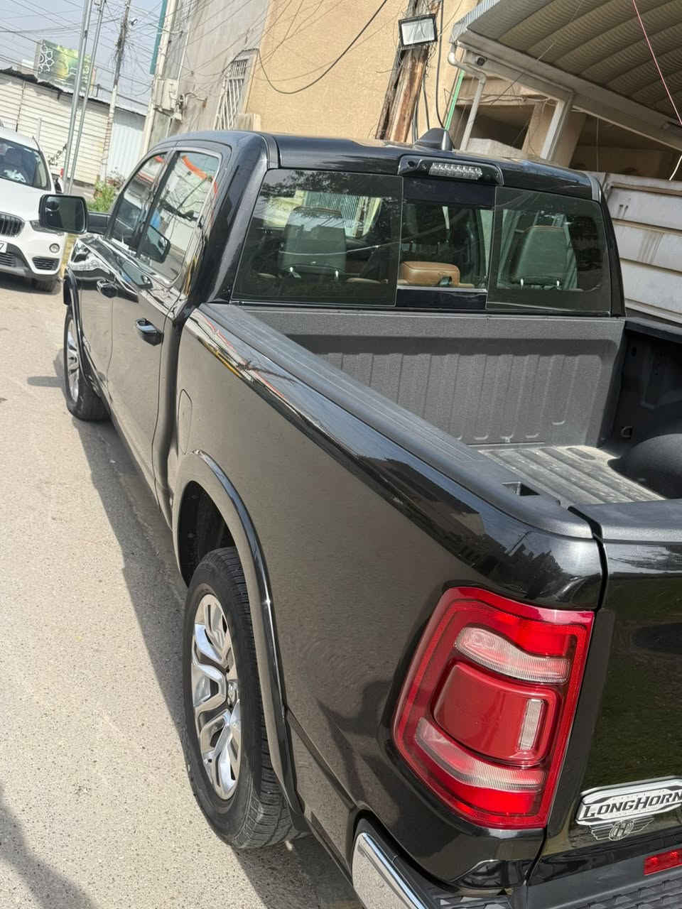 دوج رام Ram 1500 Limited Longhorn 2023 بحالة الوكالة، نظيفه جدا
• خليجي أصلي هارلم 
 • رقم أربيل تحويل وكاله نفس اليوم 
 • محرك HEMI 5.7  
8 سلندر 
 • دبل (4×4)
 • كير  أوتوماتيك 8 سرعات ماوس 
 • داخلية جلد لونك هورن الفاخرة مع تطعيم خشب
 • شاشة كبيرة 12 إنج
 • فتحة سقف بانوراما
 • كاميرات 360 + حساسات أمامية وخلفية
 • تدفئه تبريد  للمقاعد
 • تشغيل بصمة + دخول ذكي
سياره جاهزه مابيه اي مصرف
سعر 430 وبيه مجال 
مكان سياره سيديه 
 ***********
