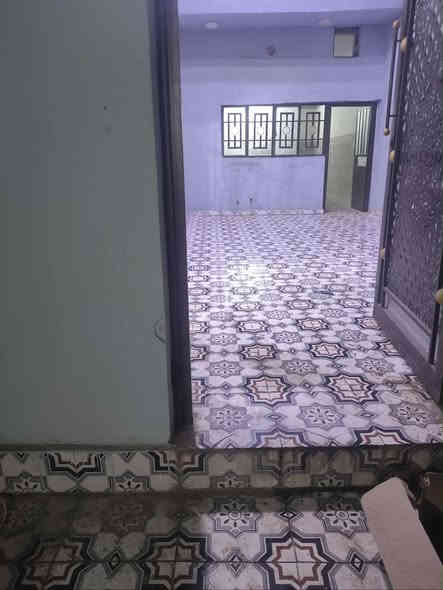 بيت المساحة ٤٥٠ م طابقين الطابق الثاني متأجر البيت معزول الطابق الأول فارغ يحتوي على غرفتين وصالة و ديوانية و مطبخ و صحيات داخلية و خارجية و كراج إيجاره ٥٠٠ الف وبيها مجال العنوان شارع ٤٠ قرب مأكولات الشام التواصل على الرقم ***********
