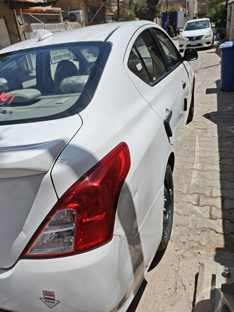 🚗 للبيع: نيسان صني 2024 (وارد هندي) 🚗
​✨ سيارة بيت نظيفة جداً وجاهزة للاستخدام ✨
​📍 المواصفات الأساسية:
​📅 الموديل: 2024 (الشكل الجديد)
​⚪ اللون: أبيض ملكي
​🛣️ الماشية: 65 ألف كم (حسب قراءة العداد الحالية ⏱️)
​⚙️ المحرك: 1500 سي سي (اقتصادية جداً بالوقود ⛽)
​❄️ التبريد: تبريد ثلج ما شاء الله ❄️
​🕹️ المميزات: تحكم ستيرن كامل
​🔍 تقرير الحالة والأمانة (حتى تجي وتفحص على بينة):
​🛠️ الگير والمحرك والصدر بحالة ممتازة وبشرط الفحص، والسيارة جاهزة تماماً (شغل واطلع).
​📝 السنوية والهزة: جديدة وقفل والتحويل فوري.
​⚠️ ملاحظات البودي الخارجية (موضحة بالصور):
​ضربتين واضحة بالباب خلف السايق ( خفيفة).
​رصعة صغيرة يم البك لايت الخلفي.
​شخط بسيط بالبنيد.
​💵 السعر المطلوب: 123 ورقة  وبيه مجال بسيط
تنويه سياره مال بيت 
 للشراي الطيب 🤝
​📱 للتواصل والاستفسار (إتصال + واتساب):
👉 *********** 👈 بغداد, العراق
