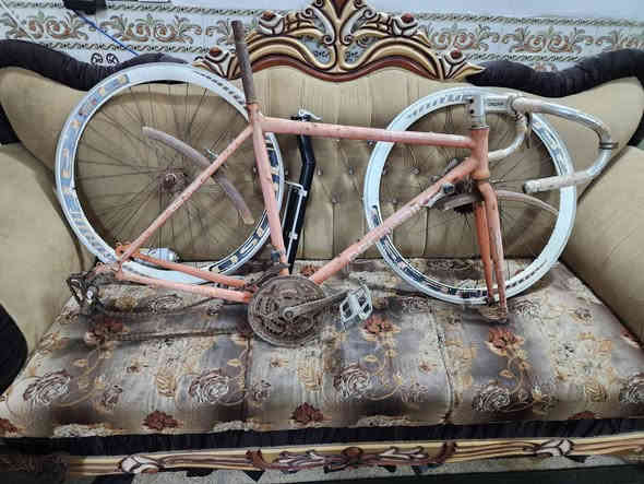 السلام عليكم شباب غراض بايسكل + لشه متروكه 
 وياله زوج متروكات. واحد ينرادله سيامه معوجات والثاني مابيهن شي المنيوم 
 + ستاند + جوب + سيبايه + مكينه شيمانو اصليه ابيعهن شلع قيموهن واخذو الي يفيدنه مكاني بغداد حي اور   ***********
