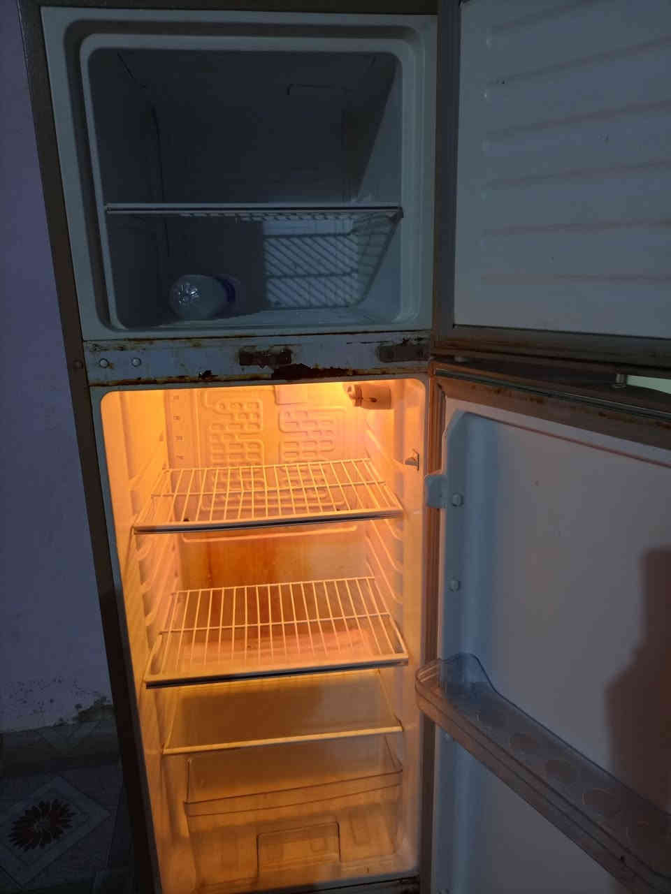 ثلاجه نضيفه على شرط بيعه فريز وبراد  شغال
مكان سماوة الحكم سعر 140 رقمي***********
