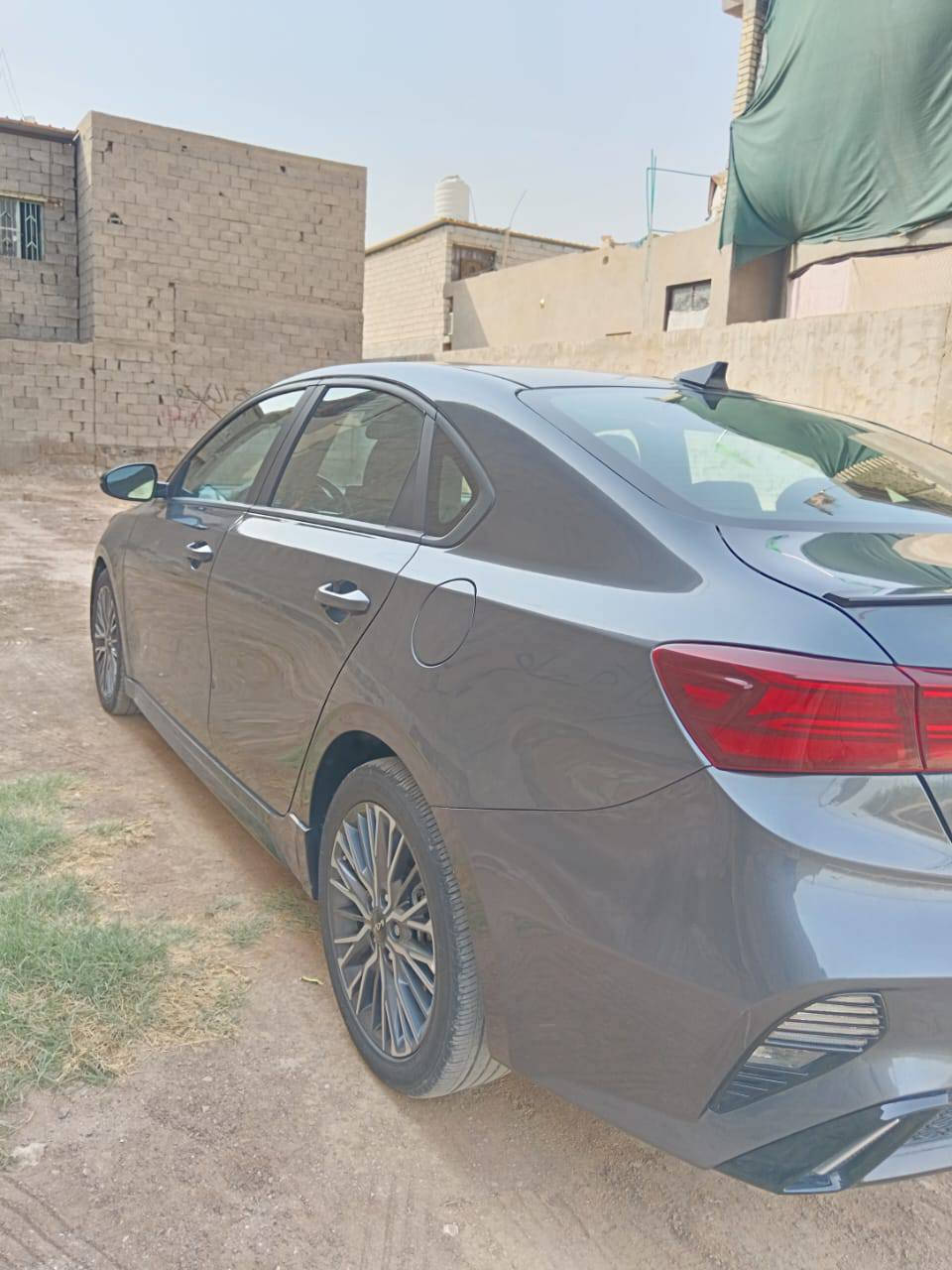 السلام عليكم فورتي جي دي لاين مديل 2023 وارد للبيع محرك 2000 دوش ضربتها كما موضح بالصور مابيها صبغ نهائي راجع كلها على البارد ماشية 58 كيلو متر او 37مايل السيارة خير من الله ماناقصها شي رقم بغداد معوقين يسويلك وكالة السعر المطلوب 147 وبيها مجال للاستفسار *********** مكاني بغداد الحبيبية
