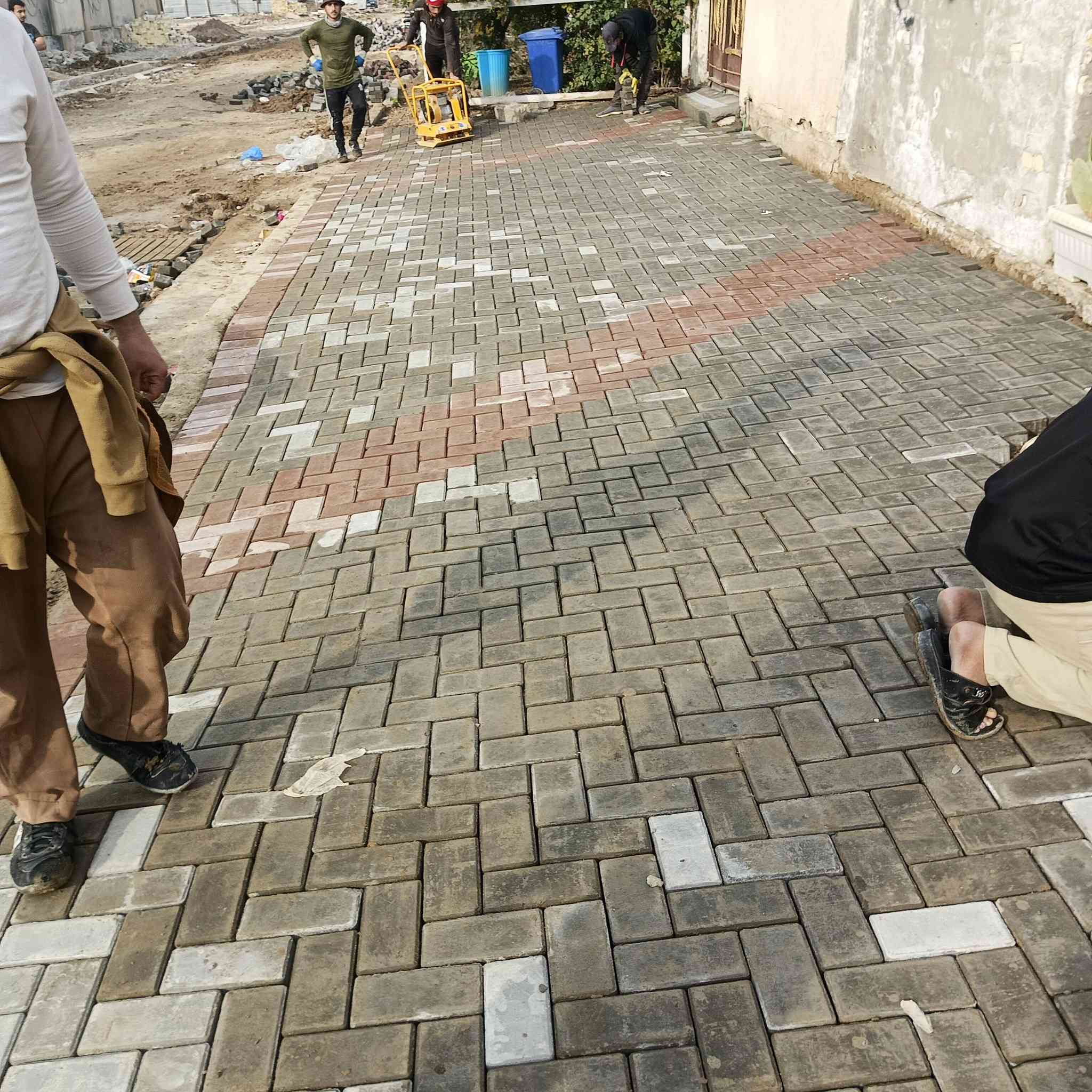 متوفر كادر عمل
نشتغل انواع الارصفه شوارع حدائق مدارس دوائر 

  ونشتغل جميع المحافضات ويوجد كرسته وعمل توصل على ارقم ***********
