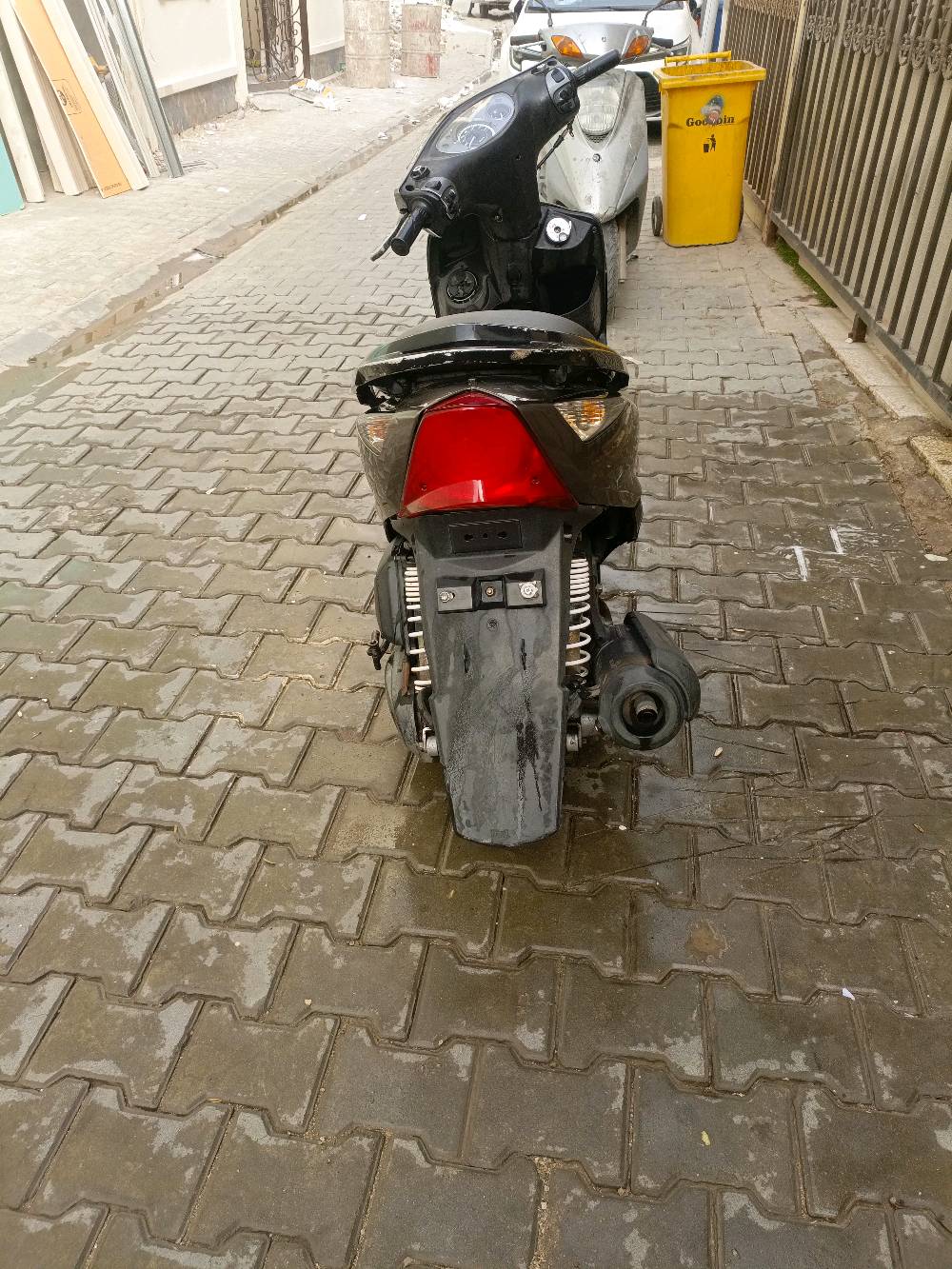 دراجه ثعلب للبيع نوزل خطين دراجه مفتوحه تجفيت السعر 350 المكان ساحه عدن للتواصل *********** فقط واتساب