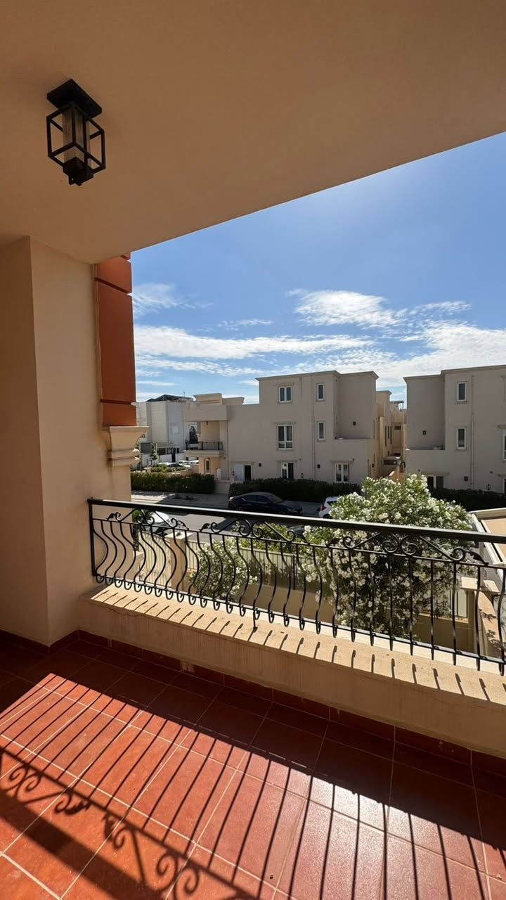 اتكونز - ازادي نوى
1300$ 
300م
طابقين
اربع غرف نوم

***********
