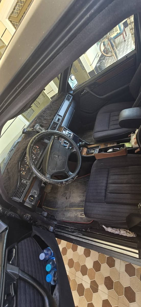 للبيع مرسيدس w124 دب 300
موديل 1990
تدفئة تتبريد شغال
رقم بغداد انكليزي 
تحكم كشنات كهربائية
قفل سنتر لك ريمونت
السعر 68 وبيه مجال
المكان ديالى ناحية الوجيهية
***********
