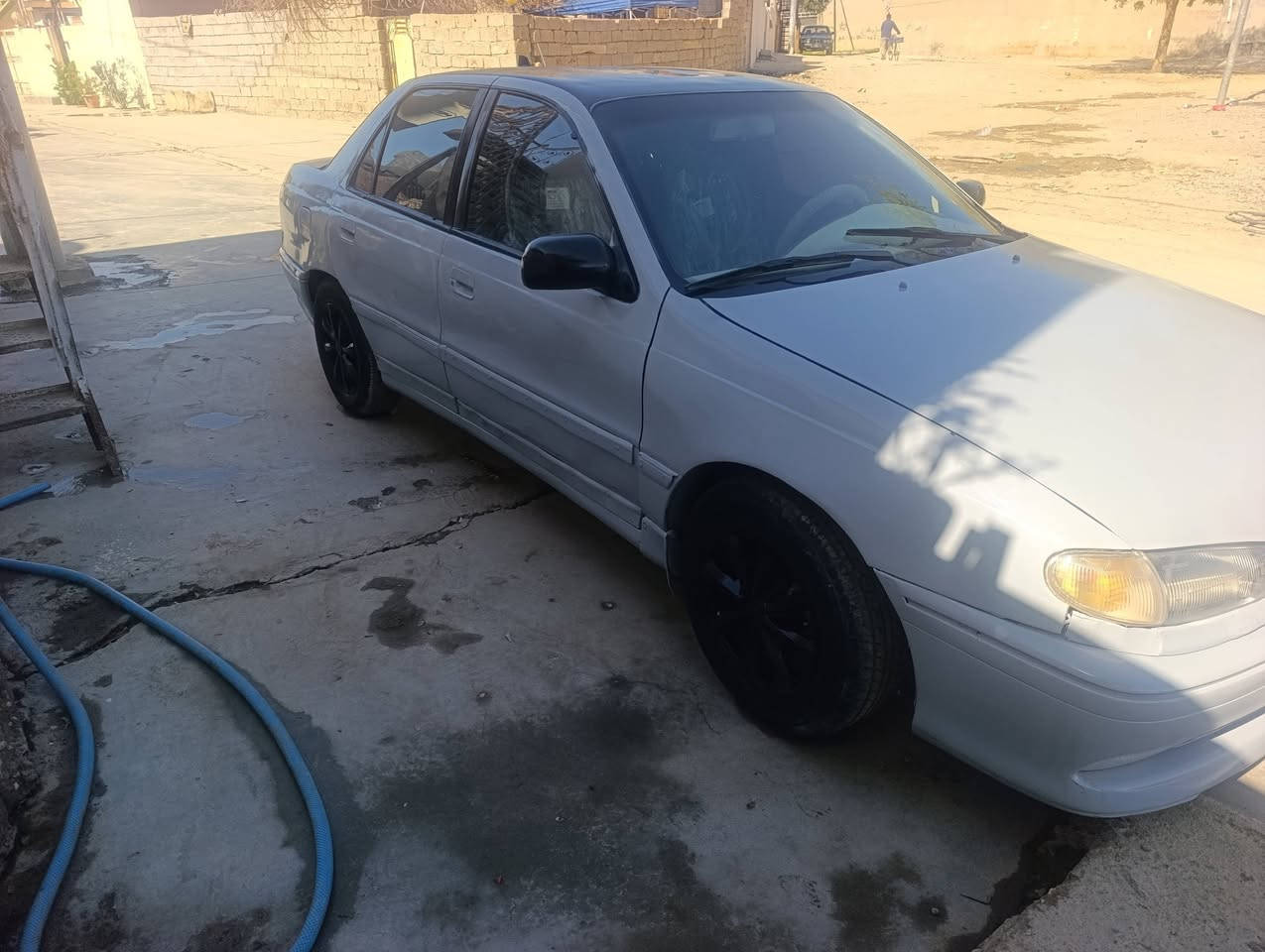 هۆندا النترا
مۆدیل ۹٤
ئارم بلاستیک سلیمانی 
بۆیاخ کراوە لەسەر ساخی
قەترە  معجون و لیدراوی نییە
گێر و مەکینەی بەشەرت هەزار فیتەر
تەبریدی سارد و کەرم بەس غازی دەوی
ماڵی فەقیرە 
***********
کەلار
