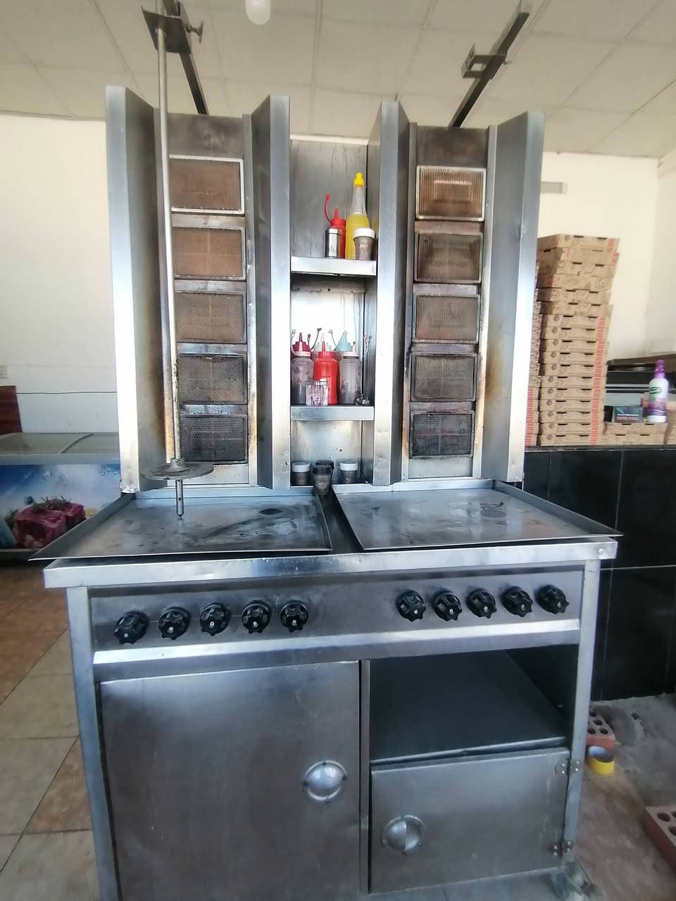 السلام عليكم
غراض مطعم كامله مستعمل اخو الجديد
للبيع
***********
