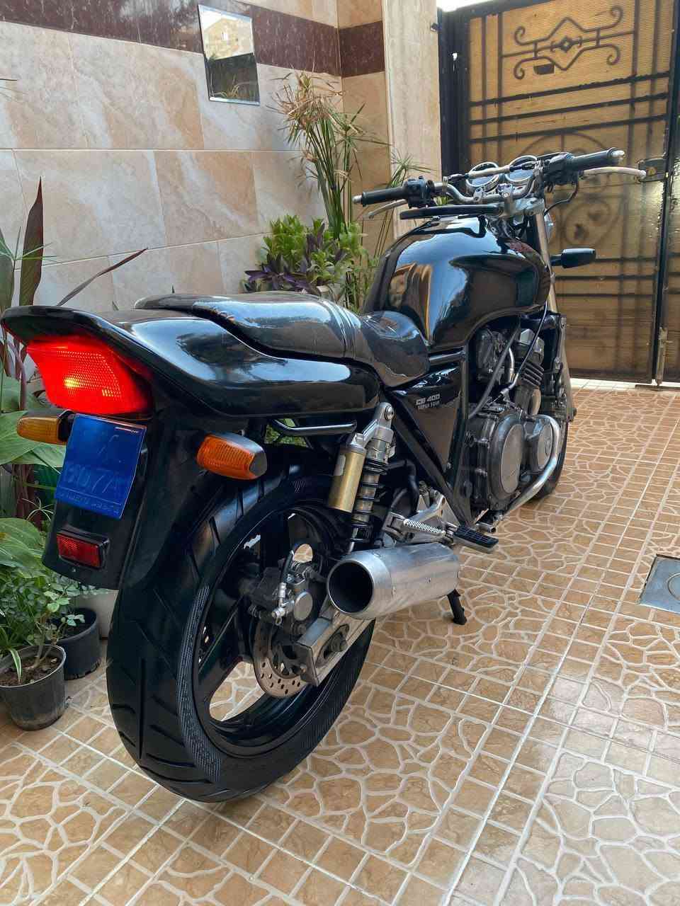 لەهەولێرم  بۆفرۆشتن  هۆندا  CB400
نرخی 8$
 تازەمەکینەی کراوەتەوە تەعمیرکراوە کارەبای هەمووئیش ئەکات گێجی کلۆمەتر و کرینگی و عەماوەی مەزبووتە ئیستۆپی پێشەوە و دواوەی مەزبووتە تایەی دواوە و سالێنسە و گزۆز و وپاتری نوێیە تازە روونی بۆ گۆردراوە تانکی و قەپاغی قوپاوی و شوختی نیە مانتۆرەکە تووندو و تۆڵە و بە نیوسلف هەڵەبێ٠       
بۆ زانیاری زیاتر پەیوەندی بکەن *********** 
سوپاس بۆئادمن💐بأربيل للبيع: هوندا CB400
السعر: 8 ورقات ($800)
محرك جديد تعمير، الكهربائيات كلها شغالة.
عداد الكيلومترات، الكرنك، وعوامة البنزين مضبوطات.
البريكات الأمامية والخلفية مضبوطة.
تاير ورا، سلنسر (كزوز)، وباتري كله جديد.
دهن جديد ملغوم/مبدل.
التانكي والأغطية ما بيهن لا طعجة ولا شخط.
الدراجة حيل جيد ومتينة، وتشتغل من نص سلفة.
رقم التواصل: ***********
شكراً للإدمن 💐
