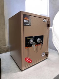 قاصة ماركة BOSS   🇻🇳السعر ١٥٠ ألف القياسات   ارتفاع 50 سم   العرض 35 س...