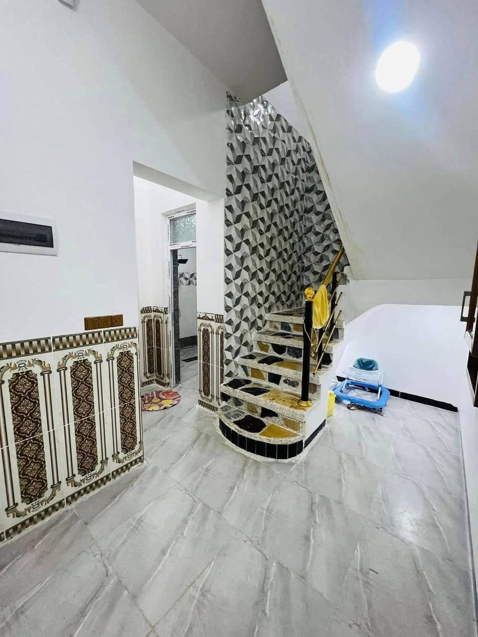 للبيع
دارفي مزارع الحدباء مساحه 140م واجه10*14 ركن بناء سنة2023  الطابق الاول/غرفه استقبال صحيات وهول ومطبخ 
الطابق الثاني/ غرفتان هول صحيات للاستفسار الاتصال على الارقام التاليه:
***********
***********
مكتب ابوسامر للعقار 🌹🌹🌹🌹
