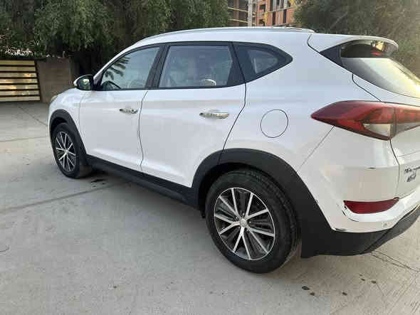 السلام عليكم 
توسان 2017 خليجي 
بنيد مبدل
ماشيه 220000
بغداد
السعر 16500$ وبيها مجال بسيط
***********
