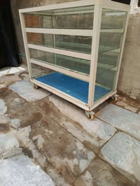 ميز عارضه • نظيف • نجف