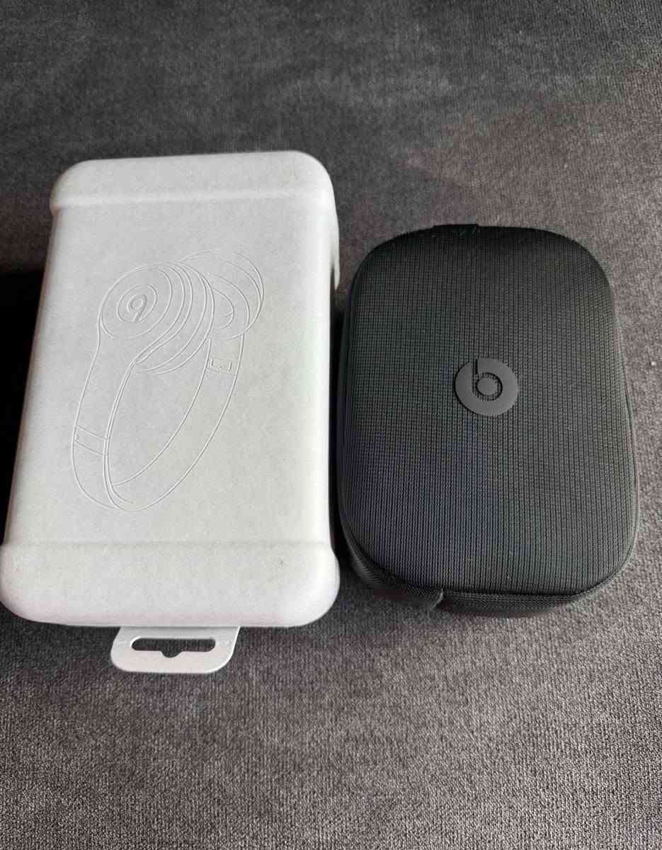 Beats Solo 4 (2024) السعر 165
عمر البطارية: يصل إلى 50 ساعة من التشغيل المتواصل بشحنة واحدة
الشحن السريع (Fast Fuel): شحن لمدة 10 دقائق يمنحك 5 ساعات من الاستخدام عبر منفذ USB-C.
تتميز سماعات Beats Solo 4 بمحركات صوت مخصصة مقاس 40 مم توفر صوتاً جهيراً (Bass) قوياً وعميقاً، مع نقاء عالٍ في الترددات، ودعم لتقنية الصوت المكاني. كما تدعم السماعة الاستماع عالي الدقة (Lossless) عند استخدام كابل USB-C أو كابل 3.5 مم.


**إذا كنت صاحب هذا الإعلان وتريد حذفه لأي سبب، رجاءا أرسل رسالة إلى الدعم الفني**