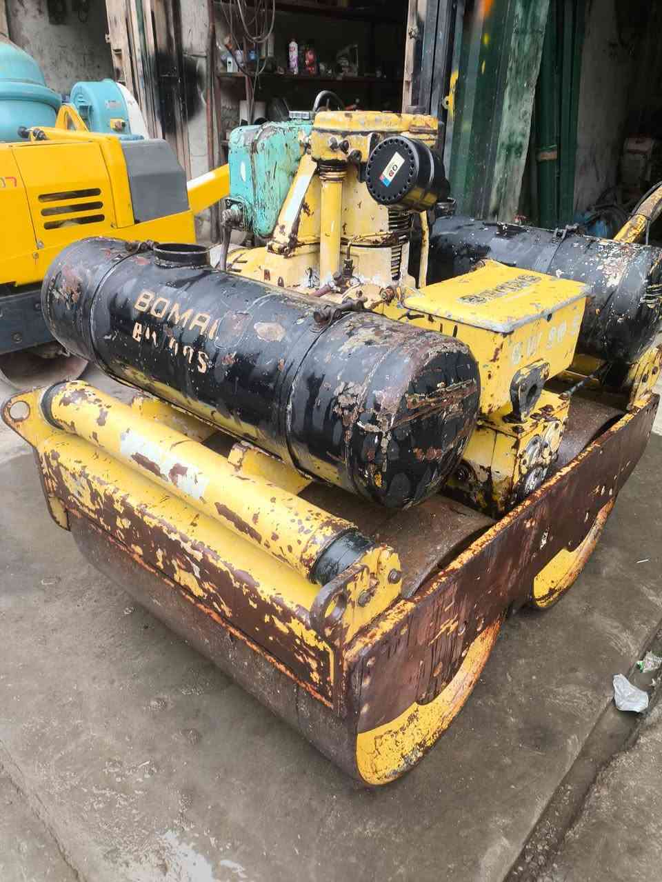 حادلة بوماك الماني كير اومكينة نظيفات هزاز كامل رولتين الوزن واحد طن ونص الحادلة وارد الإمارات نظافة 90 بالمية للاستفسار الاتصال على الرقم الموجود بالنشر *********** عنوان بغداد
