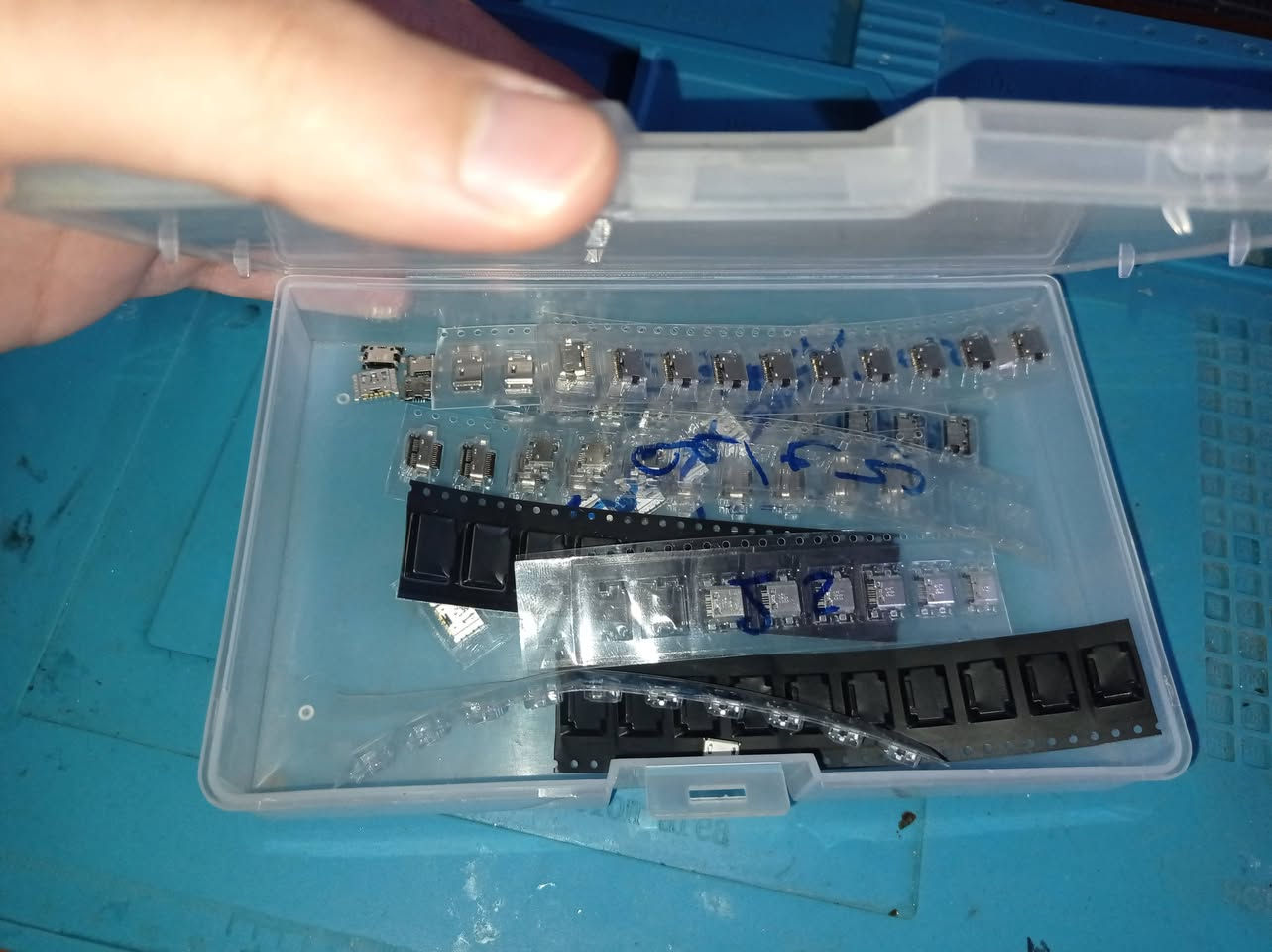 السلام عليكم
اجهزة صيانة الموبايلات للبيع شلعه وحده قليل مستخدمة 
هيدكان وكاوية مع علبه تنظيف الكاوية
مكبرة وحاملة للخرائط
صلودر سائل و بكرا
فلكس 
لاصق سائل للشاشة افضل نوعية غير مستخدمة مع المسدس الخاص بي
لاصق تو فيس
عوازل حراره نوعيتين
و جهاز اشعة الفوق بنفسجية و UV 
وجهاز تيستر 
علبة للبراغي
قواعد شحن لجميع الموبايلات تايب سي وكلكسي افضل نوع
العنوان : الموصل 
للتواصل : *********** واتساب 
               ***********
