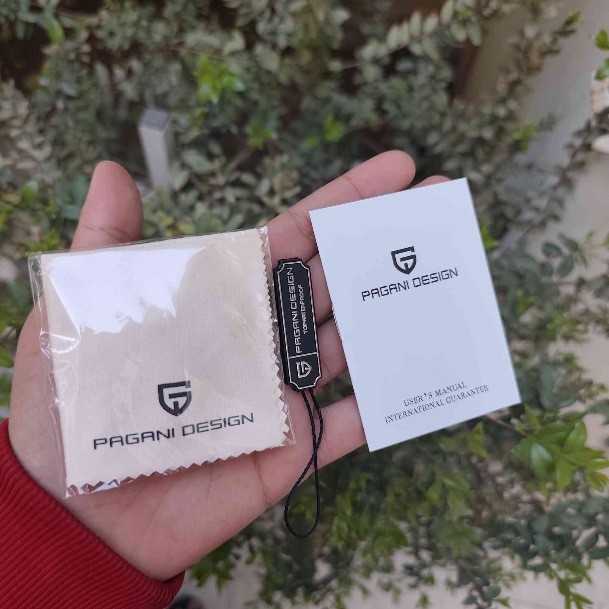 Pagani Design PD-1667 ساعة ماركة باكاني دزاين اصلية
(الصور خاصة بالساعة اني مصورها)
جديدة لوك  متوفر اكثر من قطعة (السعر اذا اكثر من قطعة يفرق)
ساعة اسطورية حرفياً 
أبرز مواصفات الساعة:
الماكنة (الحركة): ماكنة الساعة يابانية أوتوماتيكية من سيكو Seiko NH35 المعروفة بدقتها وموثوقيتها
المواد والتصميم:
الهيكل: مصنوع من الستانلس ستيل (الفولاذ المقاوم للصدأ) بقطر يبلغ 42 ملم وقفل بحري
الإطار: إطار سيراميك دوار باتجاه واحد مع رنك دوار 
الزجاج: كريستال ياقوتي (Sapphire Crystal) مقاوم للخدش.
المقاومة للماء: مقاومة للماء حتى عمق 100 متر (10 بار)، 
مينا وعقارب مضيئة (Luminous) لسهولة القراءة في الظلام، مع نافذة لعرض التاريخ. 
(متوفر فيديو للساعة)
متوفر توصيل لكل العراق 🇮🇶


**إذا كنت صاحب هذا الإعلان وتريد حذفه لأي سبب، رجاءا أرسل رسالة إلى الدعم الفني**