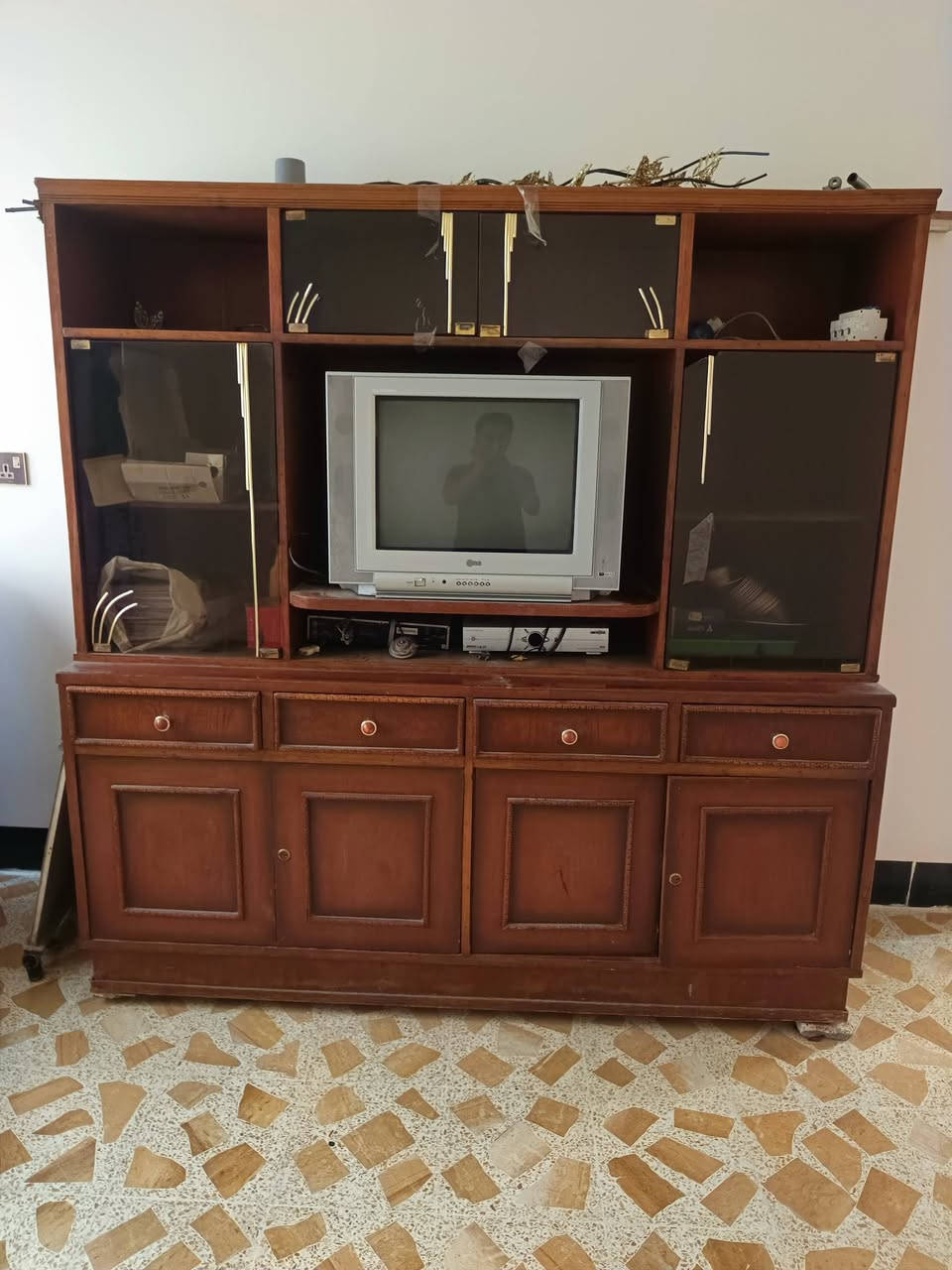السلام عليكم غراض بيت للبيع
اوفن حراري شغال

ماطور مي شغال ونضيف 

ساحبه هواء شغاله 

تلفزيون LG اصلي باب اول مع دش اصلي شغالين

صحن مال دش شغال وكامل 

مكتبه منزليه خشب ثقيل بحاله جيدة جداً 

تانكي مال مي للحلاقين جديد ومابي اي تسريب 

قاعدة حديد ثقيل مال مبرده 

سنكي ستيل مال مطبخ نضيف 

ديوان فصال تركي 5 قطع بحاله جيدة 

كاونتر سنكي حجر كرانيت اصلي ثقيل داخل مبطن 

ماطور مال مبرده سولان اصلي شغال وبحاله ممتازة 

رفوف صاج لماع هيا والحملات الاصليه موجودة 

تفاصيل اكثر تواصل ع الرقم *********** بي واتس اب
