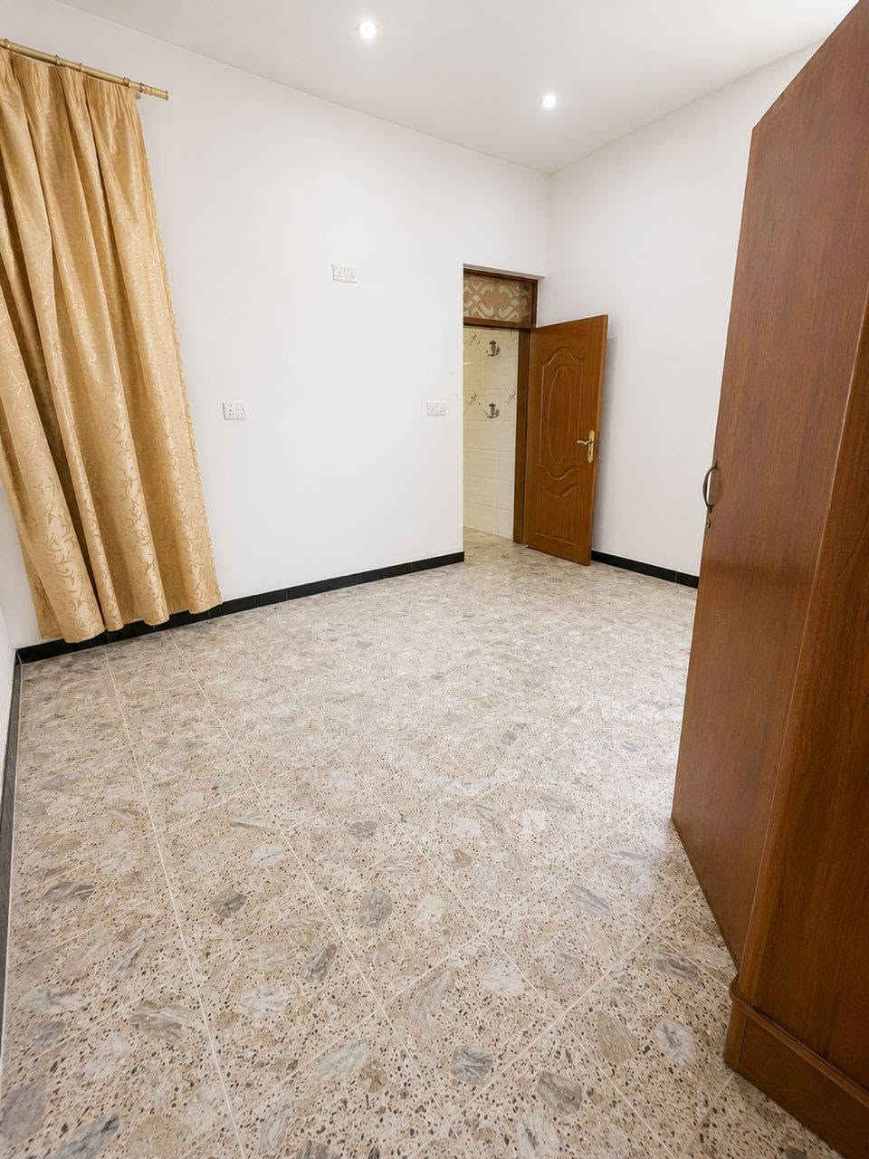 بيع بيت مساحة100متر في حي الزهراء خلف اولاد نزار شنين يحتوي على حمام خارجي ومرر واستقبال ومطبخ وحمام داخلي وغرفة والطابق الثاني غرفة جاهزة البناء درجة اولى مالت جناي للتواصل عبر رقم الوتساب   ***********  سيد علي
