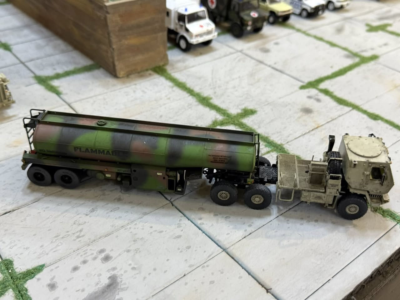 من مجموعتي
شاحنة سحب عسكرية ثقيلة من نوع Oshkosh M1070 HET (ناقلة المعدات الثقيلة)، وهي تسحب صهريج وقود ضخماً، مما يشكل وحدة إمداد استراتيجية الشاحنة (M1070): تُعد واحدة من أكبر الشاحنات في ترسانة الجيش الأمريكي، ومهمتها الأساسية هي نقل دبابات "أبرامز". النموذج هنا يظهر بلون رملي صحراوي، مع تفاصيل دقيقة في مقصورة القيادة وشبكة المقدمة الصهريج الملحق: المقطورة عبارة عن صهريج وقود كبير بتمويه "الناتو" (أخضر وبني)، ويحمل ملصقات تحذيرية مثل "FLAMMABLE" (قابل للاشتعال) وعلامات "Hazard" البرتقالية لنقل المواد الخطرة

حجم 1.72


**إذا كنت صاحب هذا الإعلان وتريد حذفه لأي سبب، رجاءا أرسل رسالة إلى الدعم الفني**