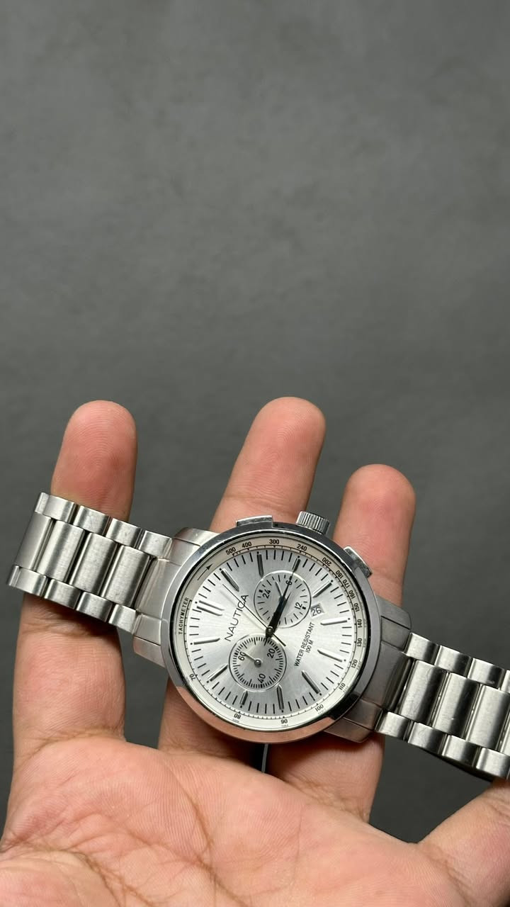 ساعة رجالي  كرونوغراف كلاسيكية من ماركة Nautica
رقم الموديل : A22601G

* الهيكل والسوار: مصنعان بالكامل من الفولاذ المقاوم للصدأ (Stainless Steel) عالي الجودة.
* المينا (الوجه): يأتي بلون فضي/رمادي فاتح مع تأثير شعاع الشمس (Sunray Dial) العاكس للضوء.
* الحركة: تعمل بنظام الكوارتز الياباني الدقيق والموثوق.
* الوظائف:
* كرونوغراف (عدادات فرعية لقياس الوقت المنقضي).
* مقياس السرعة (Tachymeter) على الحافة الداخلية للمينا.
* نافذة لعرض التاريخ تقع عند مؤشر الساعة الرابعة والنصف.
* مقاومة الماء: تصل إلى 100 متر (10 ATM)، مما يجعلها مناسبة للسباحة السطحية والغوص الخفيف.

_____________________________________________
للطلب والاستفسار مراسلة الصفحة ✅


**إذا كنت صاحب هذا الإعلان وتريد حذفه لأي سبب، رجاءا أرسل رسالة إلى الدعم الفني**