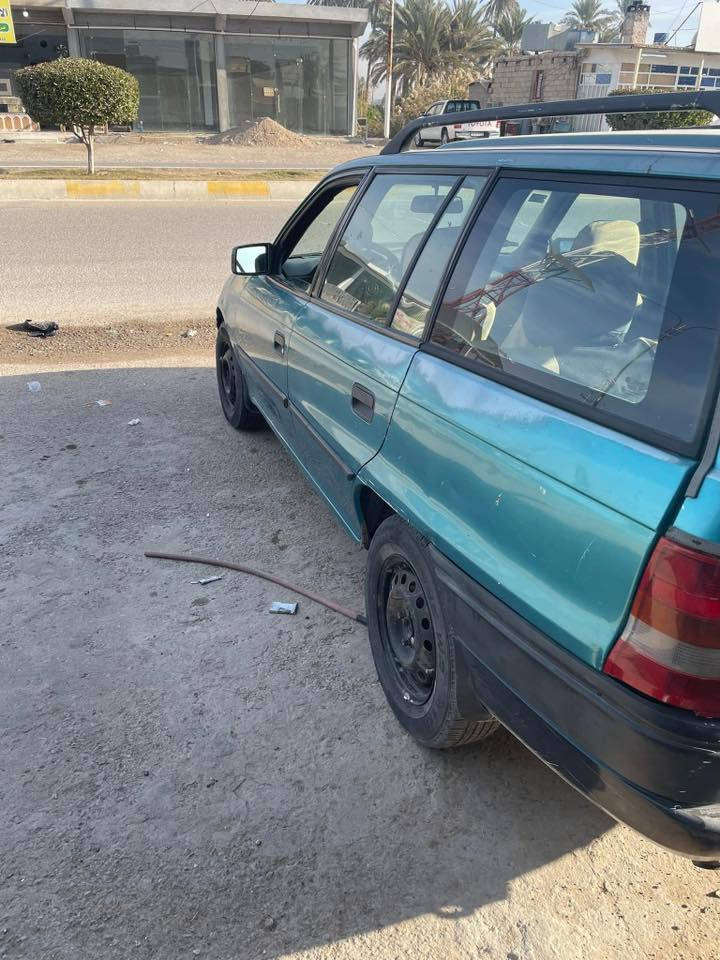 السلام عليكم الحلوه للبيع اوبل استرا موديل 95 تخم تاير جديد باتري جديد صدر جديد بور ستيرن جديد السياره كامله مكمله رقمهه انبار الجديد السياره بلاديه لا ضربه ولا شي السياره بلاديه مابيهه خياس بيهه جراد بسيط السعر 35بيهه مجال مكان السياره الفلوجه رقم الهاتف موجود بي واتساب ***********
