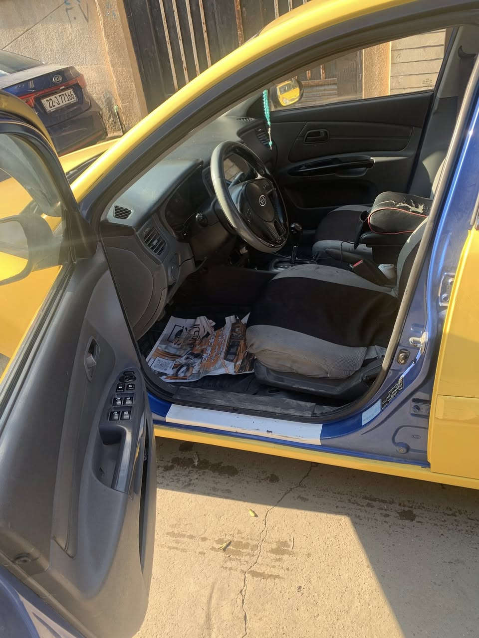 السلام عليكم سيارة ريو 2012 جامات كهرب تحكمات ستيرن كير توماتيك السيارة باسمي هيئة وغرامة صفر هزة جديدة سنوية ما ساقطة السيارة بيها ضربة بالجاملغ اليمين واصل للشاصي والشاصي معدل مو مكصوص وبيها كم قطعة معجون يعني قطع صغار مال تكسي كير ومحرك شرط والسيارة تجي تشوفها كدام العين السعر 95 ورقة وبيها مجال ***********
