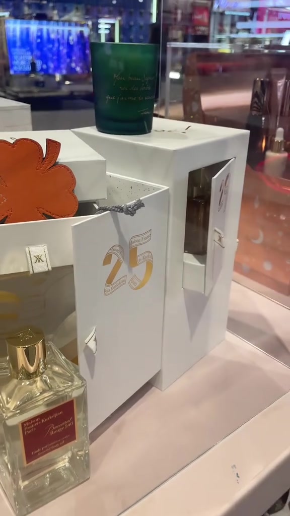 Maison Francis Kurkdjian
🎁Countdown Calendar (12 pieces)

🎁سیت هدایا ميزون فرانسيس كوركدجيان
تقويم العد التنازلي (12 قطعة)

🧴Aoud Roja Dove for women and men
Perfume 100ML

🧴عطر روجا دوف عود للجنسین
بارفیوم 100مل

🎁حالیا سیت هدایا کالیندر 12 قطعة من المارکة ميزون فرانسيس كوركدجيان او عطر روجا دوف عود المتوفرة الجدید مسلفن للبیع

✍️ ملاحظة/ هذا السيت من ماركة ميسون فرانسيس كوركدجيان كلش خاص، وخصوصيته هي اللي خلت سعره يكون كلش غالي، وبالنسبة لعطر روجا دوف همين هو واحد من العطور الثمينة، حالياً ذني التحفتين متوفرات عندي، لمعرفة السعر دز رسالة لصفحتي على الفيسبوك.

یوجد لدي توصيل لكل محافظات كردستان والعراق


**إذا كنت صاحب هذا الإعلان وتريد حذفه لأي سبب، رجاءا أرسل رسالة إلى الدعم الفني**