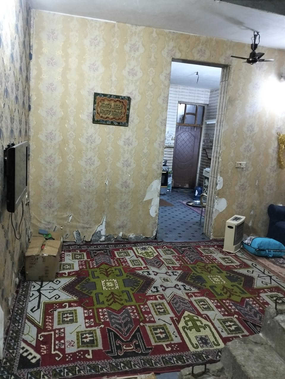 السلام عليكم دار للبيع المساحه 100 متر خدمات مسقط قرب حسينيه الزهراء لبيت وجه على ساحه شارع 20 رقمي ***********
